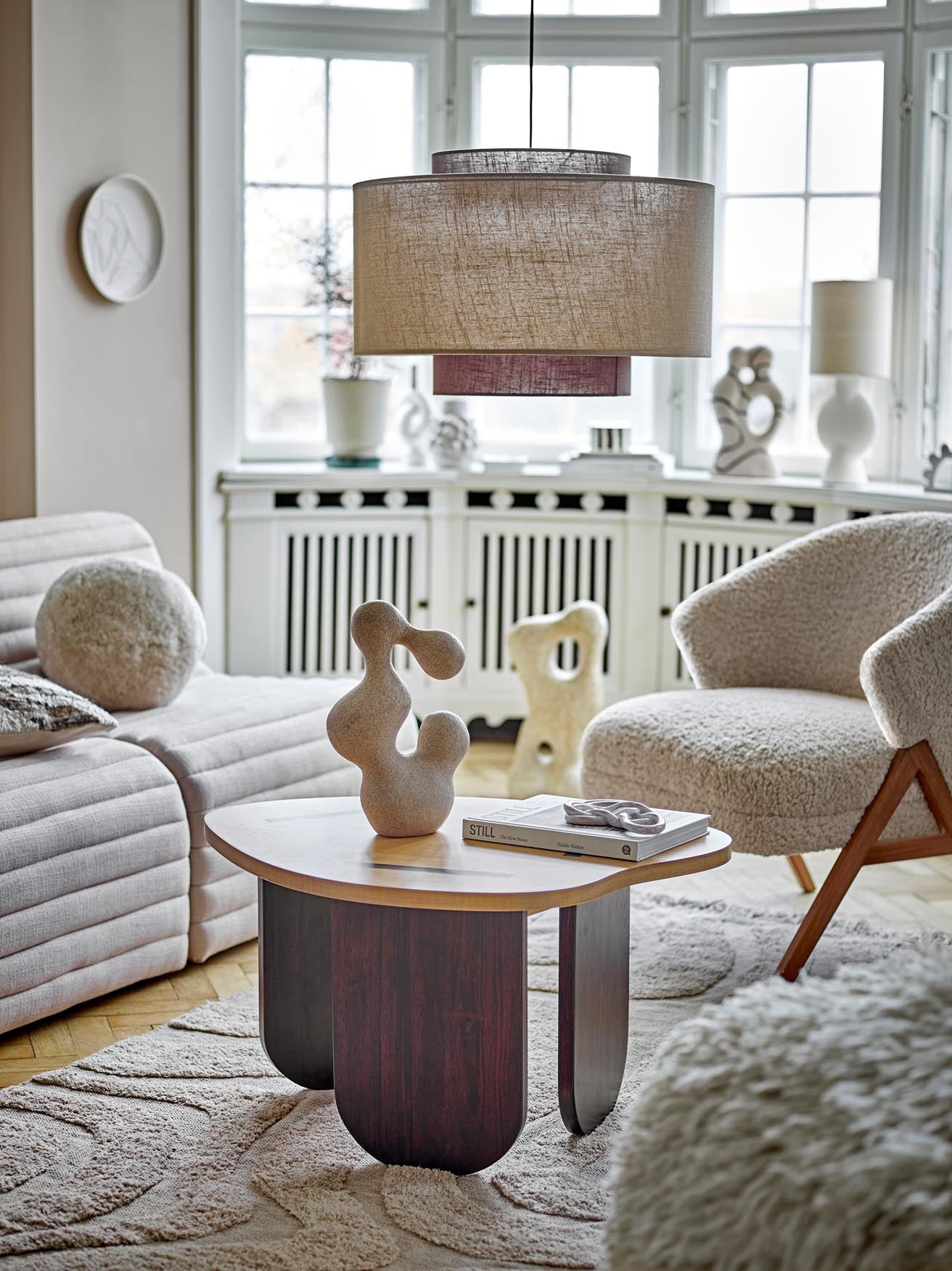 Eleganter Allure Loungesessel von Bloomingville, aus natürlichem Polyester, ideal für stilvolle und gemütliche Wohnräume.