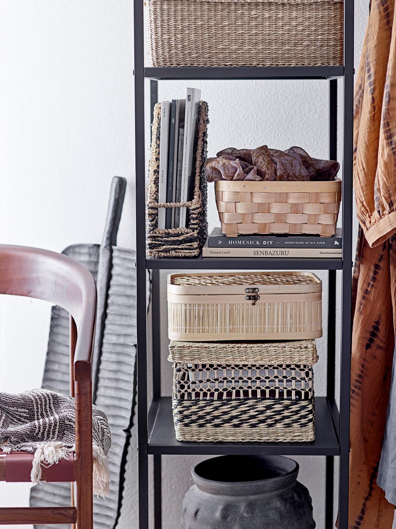 Stilvoller Bloomingville Korb aus schwarzem Seegras mit Deckel.