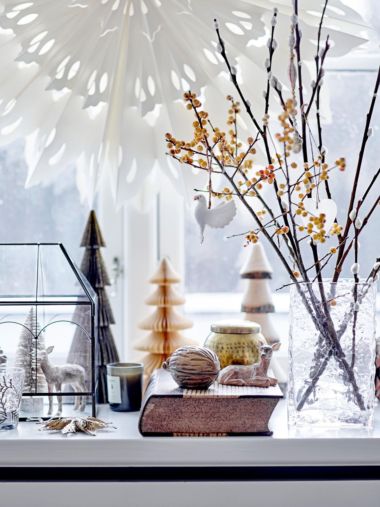 Verleihen Sie Ihrem Zuhause mit dem Tuan Deer Set von Bloomingville einen rustikalen Charme. Diese drei eleganten Rentiere aus Polyresin sind ideal für Ihre Weihnachtsdekoration.