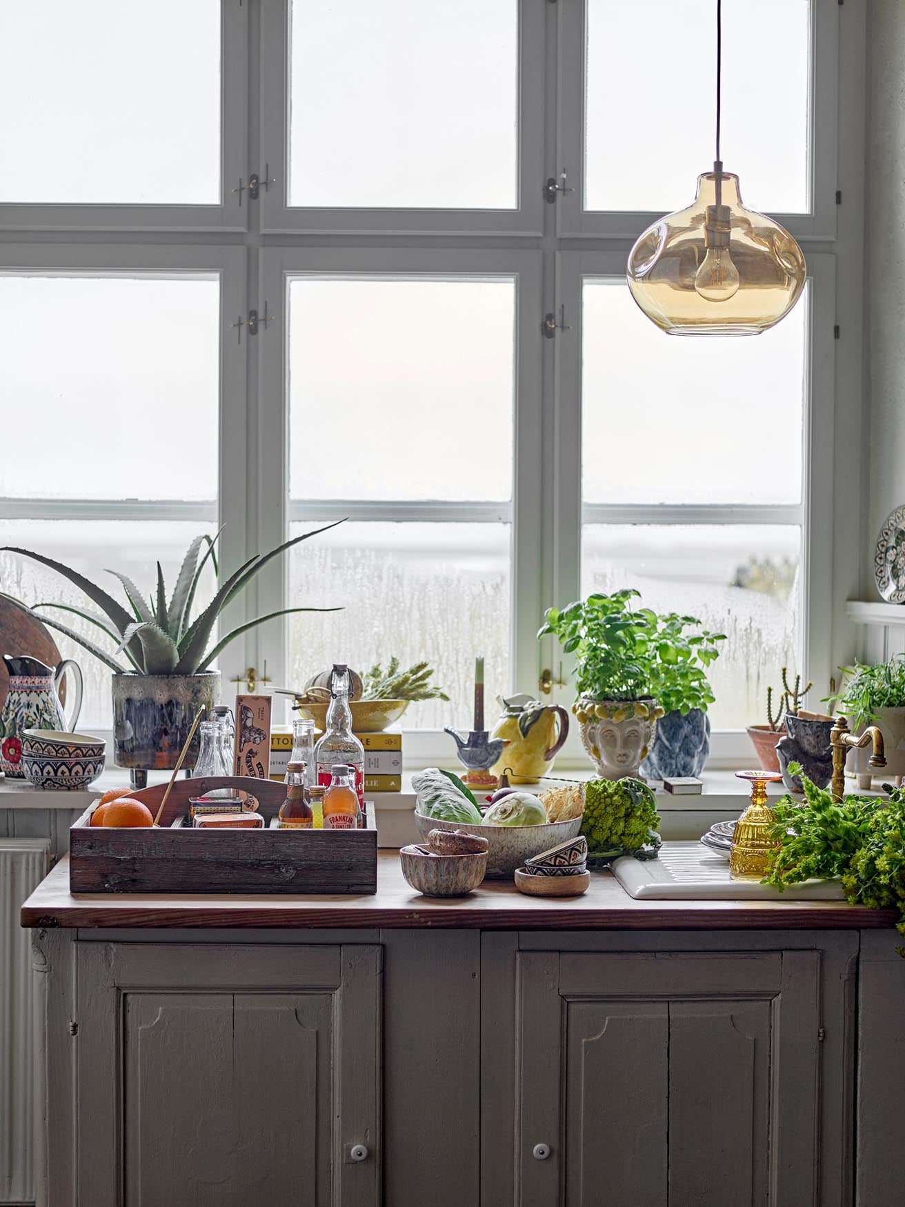 Die Azizi Hängeleuchte aus braunem Glas von Creative Collection verleiht jedem Raum eine stilvolle und warme Atmosphäre.