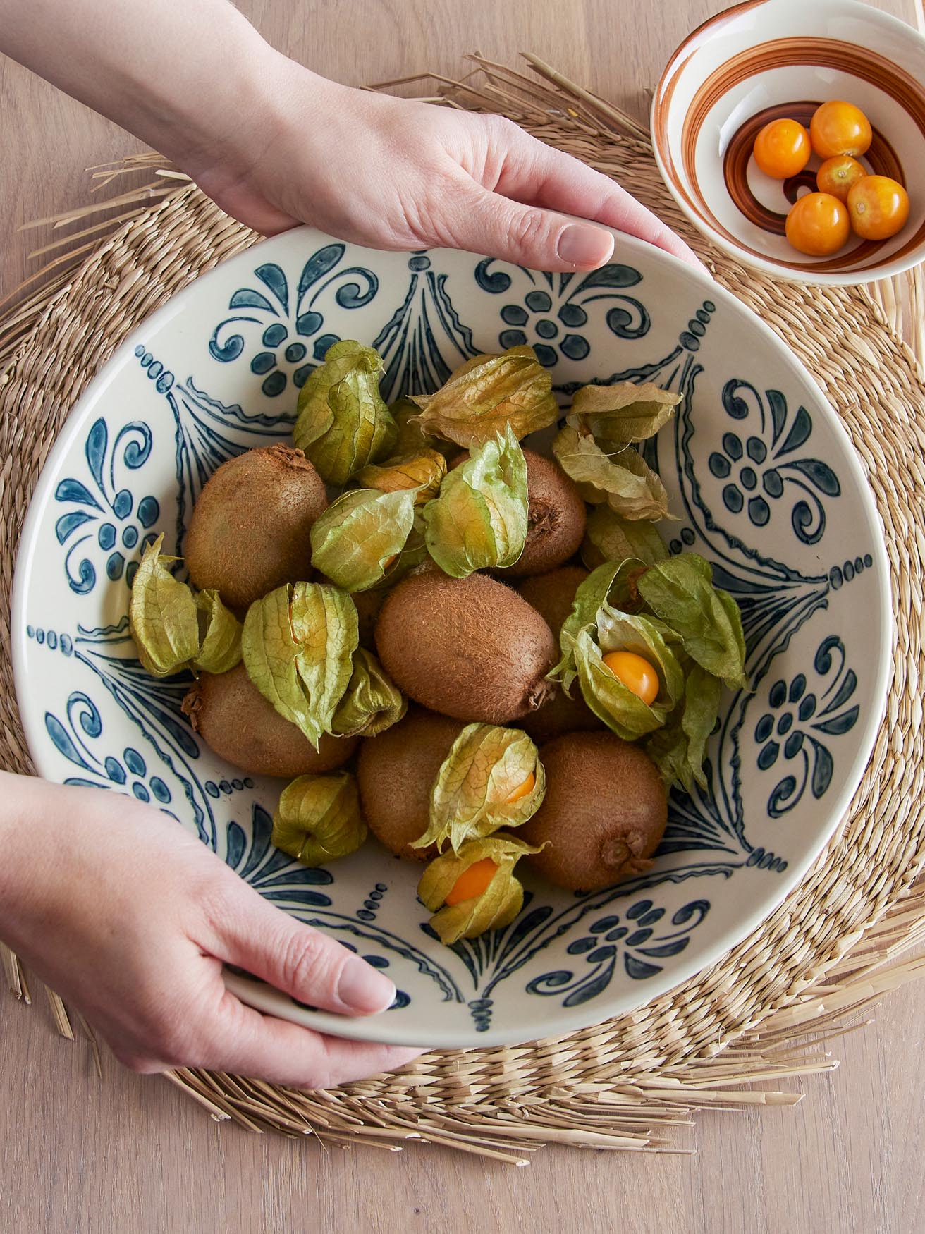 Elegante Heikki Schale in Blau von Bloomingville, gefertigt aus langlebigem Steingut. Perfekt für Salate, Snacks und Desserts, handgemalt für individuelle Schönheit.