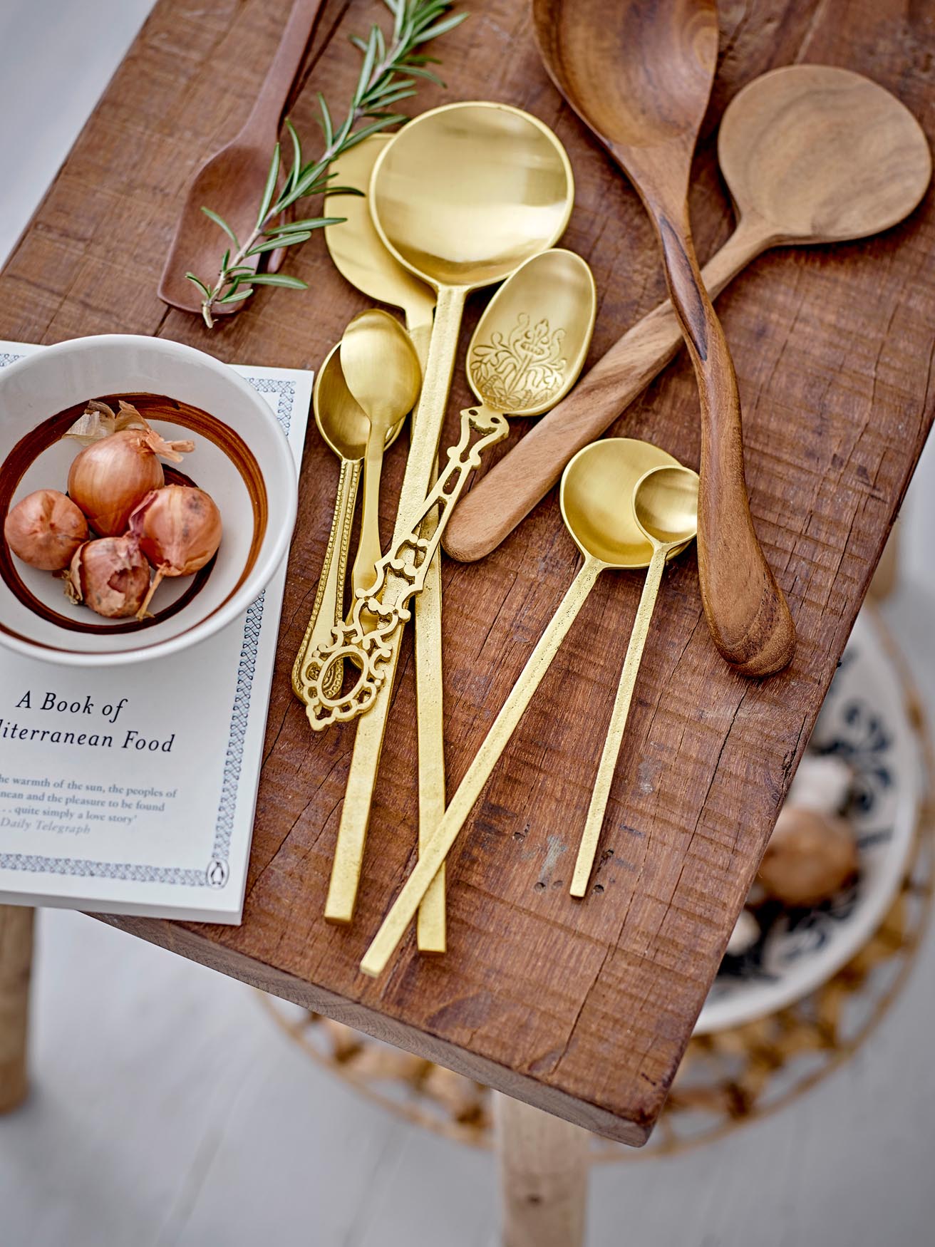 Entdecken Sie die Heikki Schale von Bloomingville: Eine robuste, handgefertigte Steingutschale in warmen Erdtönen, perfekt für jeden Anlass.