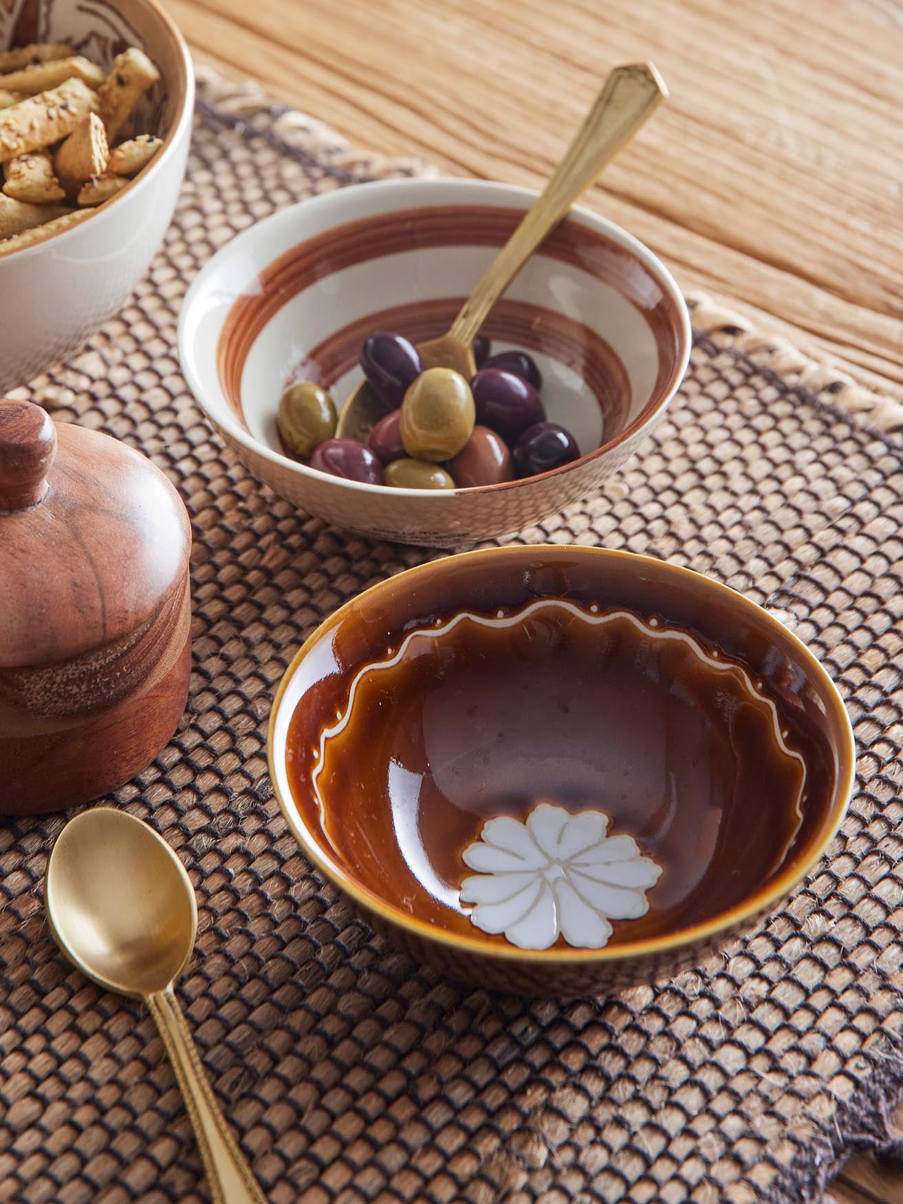 Entdecken Sie die einzigartige Heikki Schale von Bloomingville, handgemalt aus robustem Steingut, ideal für stilvolle Tischdekoration.