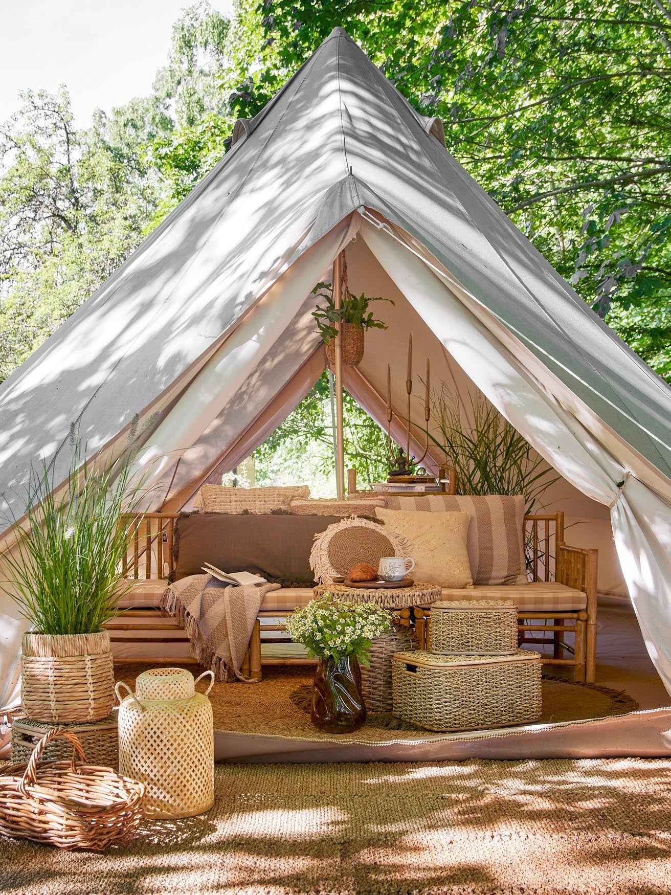 Elegante Madlin Laterne aus Bambus und Glas, ideal für jedes Ambiente.