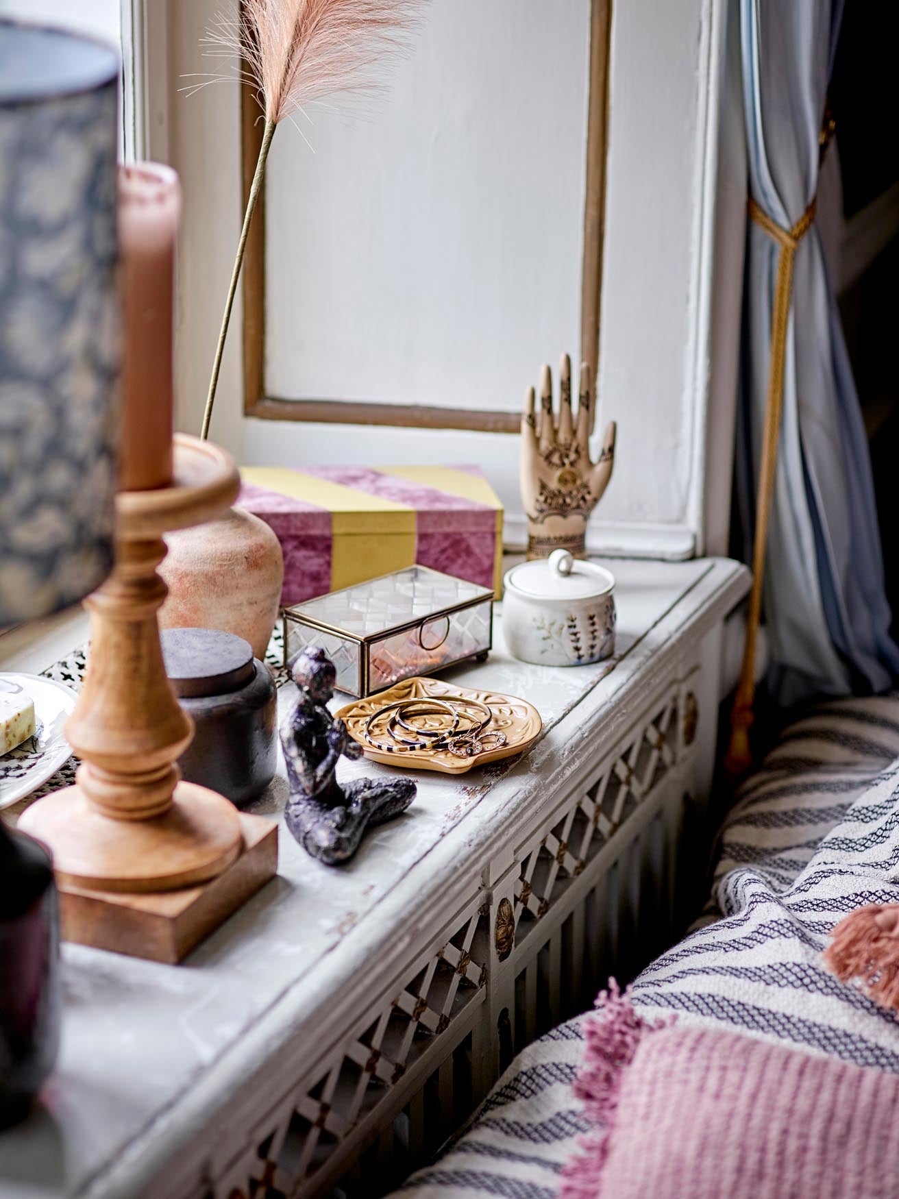 Entdecken Sie den Noore Sockel von Bloomingville: Einzigartiges Mangoholz, handgefertigt, stilvoll und vielseitig für jeden Raum.