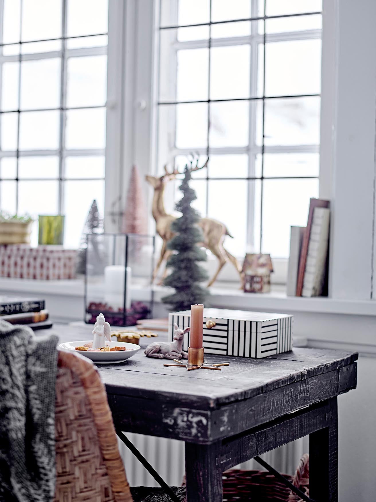 Eleganter Filula Teelichthalter aus schwarzem Glas von Bloomingville, ideal für stimmungsvolle Beleuchtung und modernes Design.