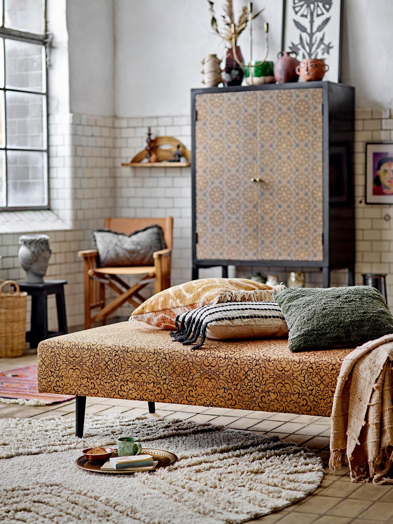 Das Gulli Tagesbett von Bloomingville in Gelb bietet stilvollen Komfort. Aus FSC® Mix Baumwolle gefertigt, ideal für modernes Wohnen.