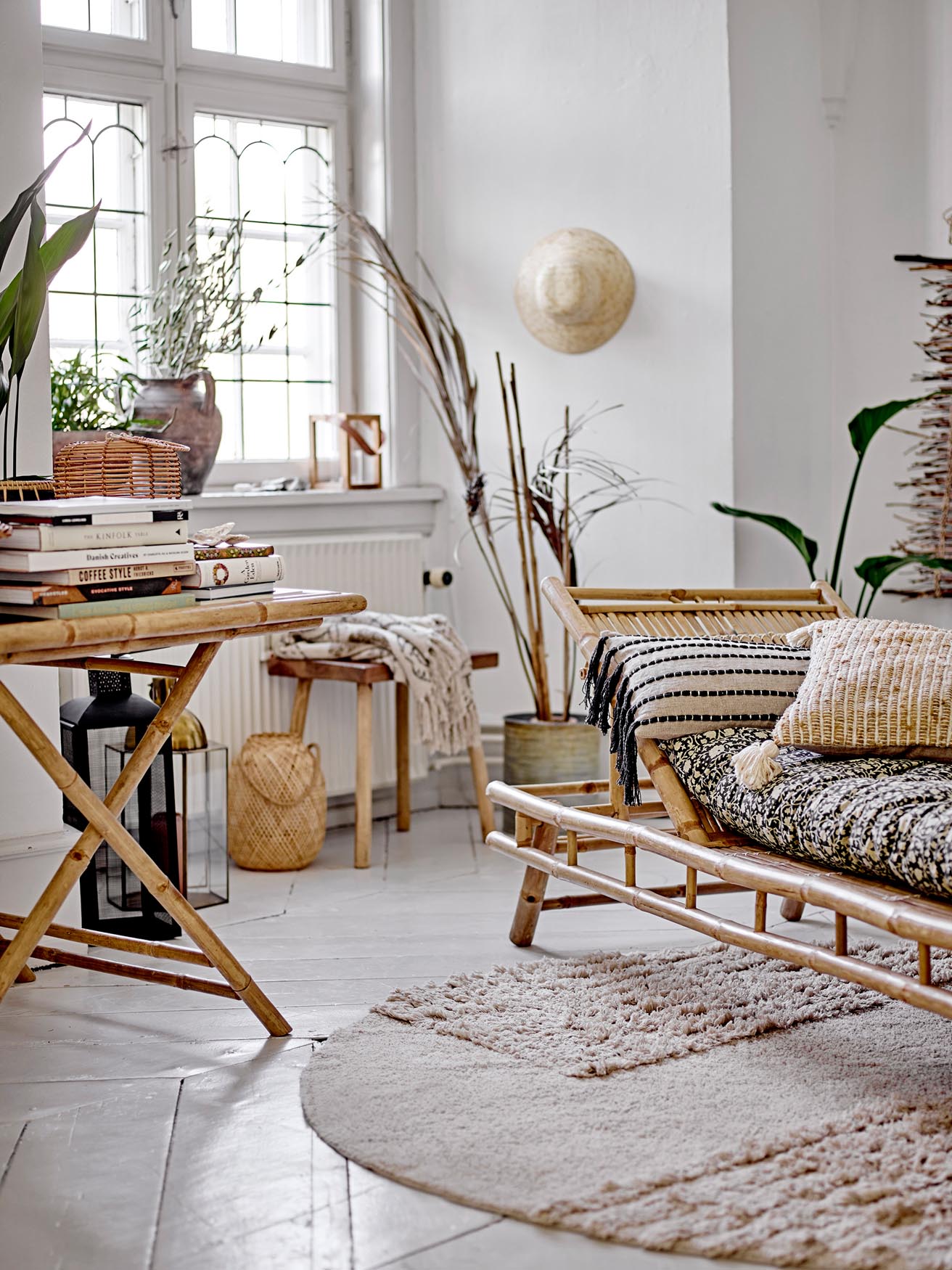 Elegante Bambus-Glas-Laterne, ideal für stimmungsvolle Beleuchtung drinnen und draussen. Nachhaltig und stilvoll.