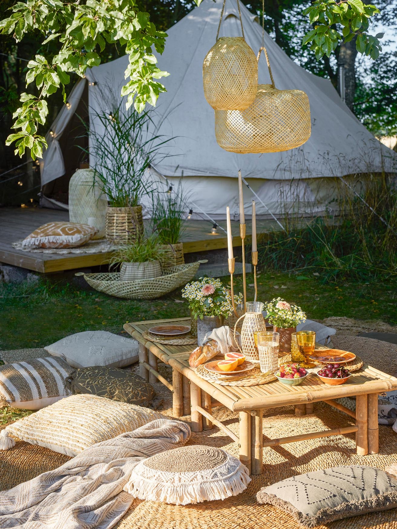 Die Musu Laterne aus Bambus und Glas von Bloomingville bringt mit ihrem natürlichen Design eine warme Atmosphäre in jeden Raum.