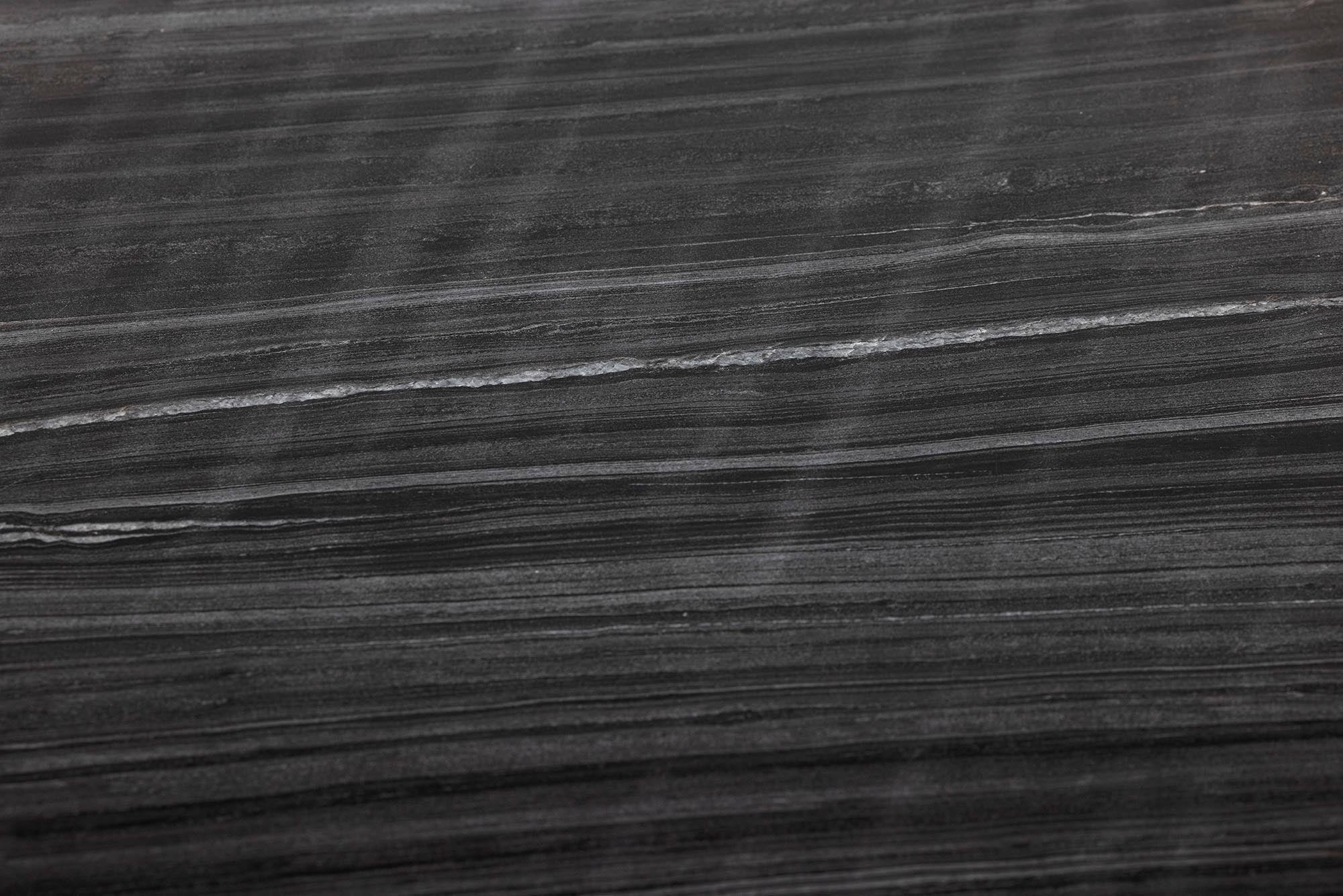 Stylischer Couchtisch Estelle von Bloomingville, ausgestattet mit einer einzigartigen grauen Marmorplatte und stabilen schwarzen Eisenbeinen. Ein nordisches Must-Have!