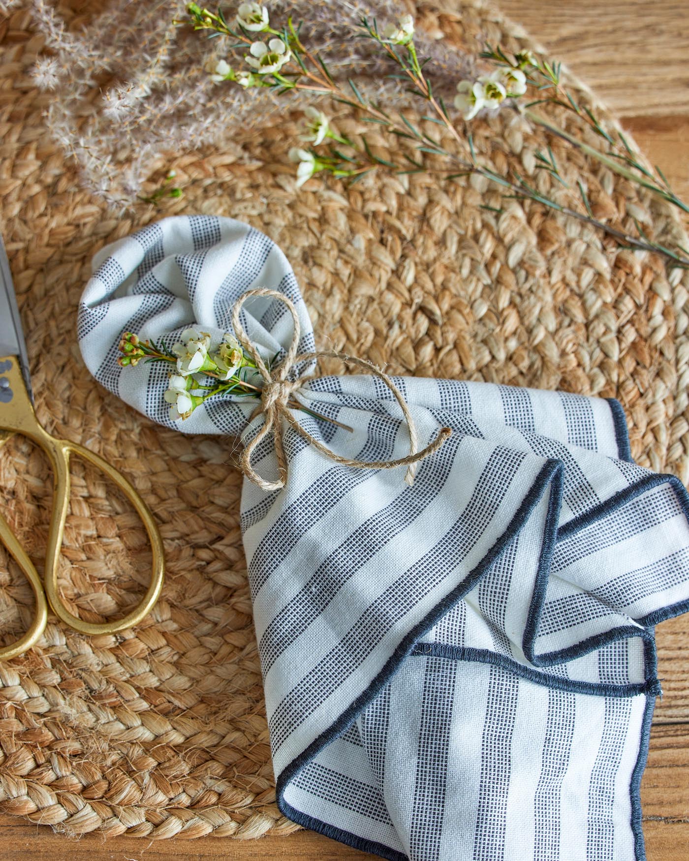 Luxuriöse Eleonora Serviette in Weiss aus Baumwolle von Bloomingville.