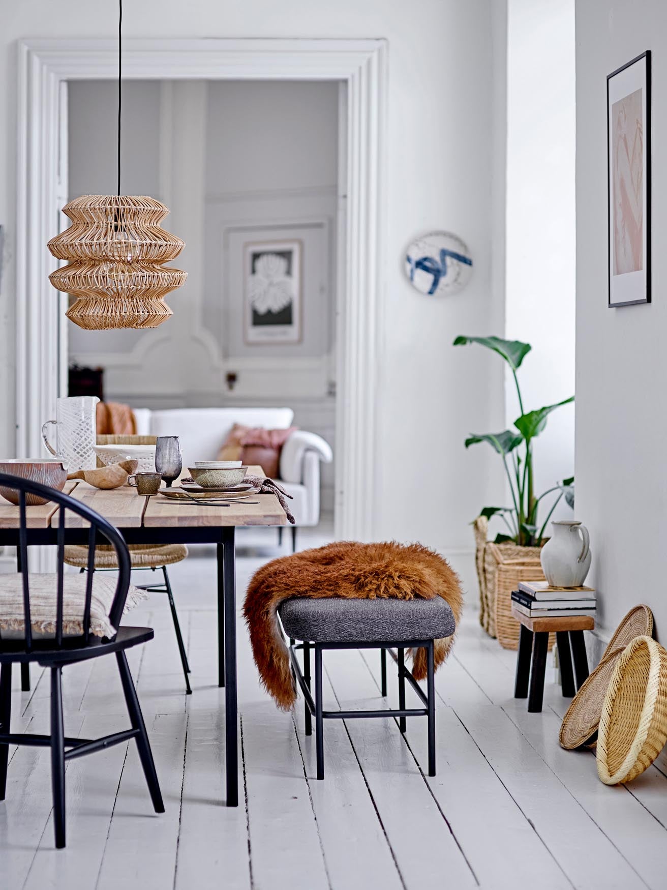 Die Sakhi Kanne von Bloomingville ist ein handgefertigtes Glas-Highlight, das nordische Ästhetik und praktische Funktionalität für jeden Esstisch vereint.