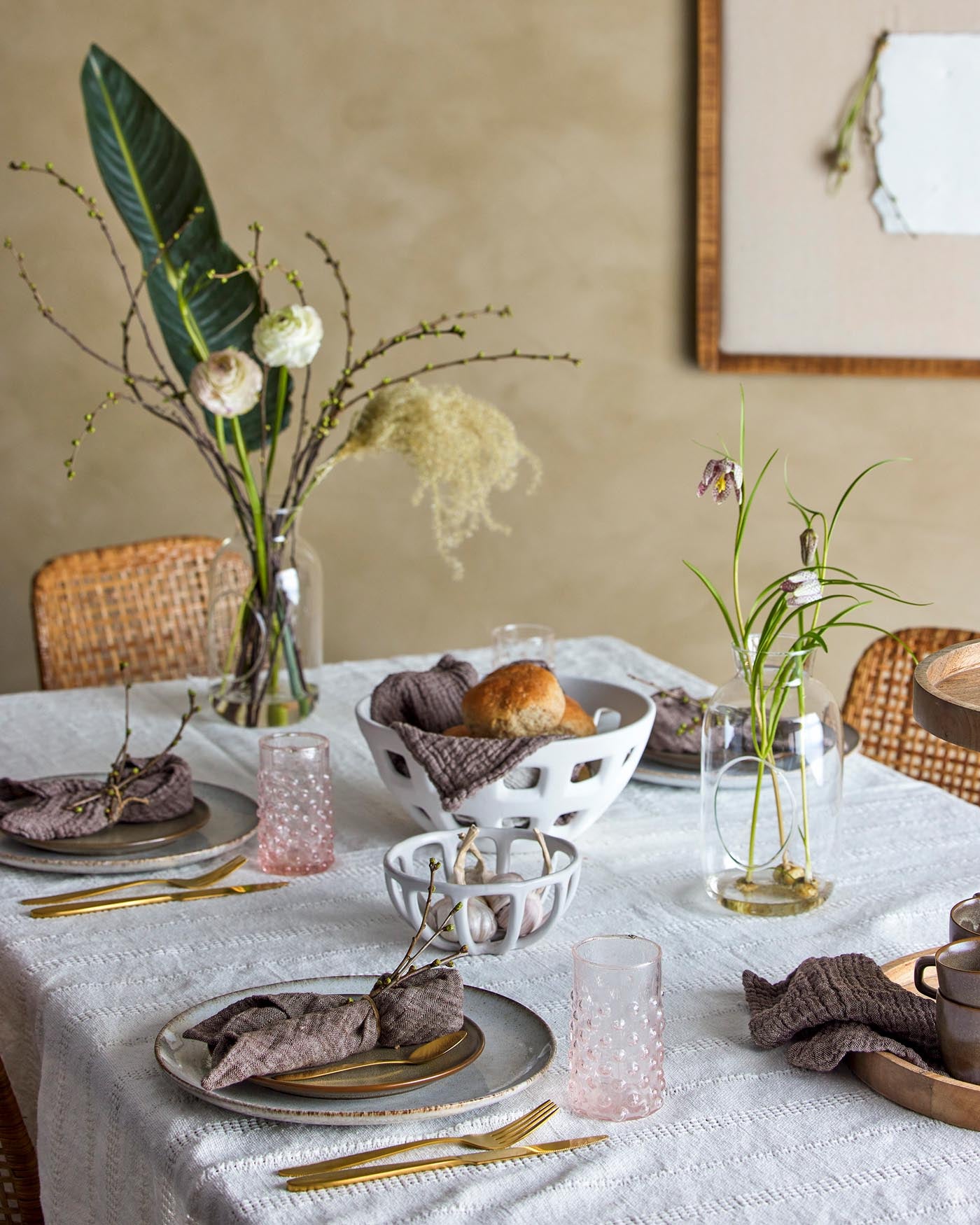 Die Foligno Schale von Bloomingville aus weissem Steingut überzeugt mit schlichter Eleganz und ist ideal für vielseitige Anwendungen.