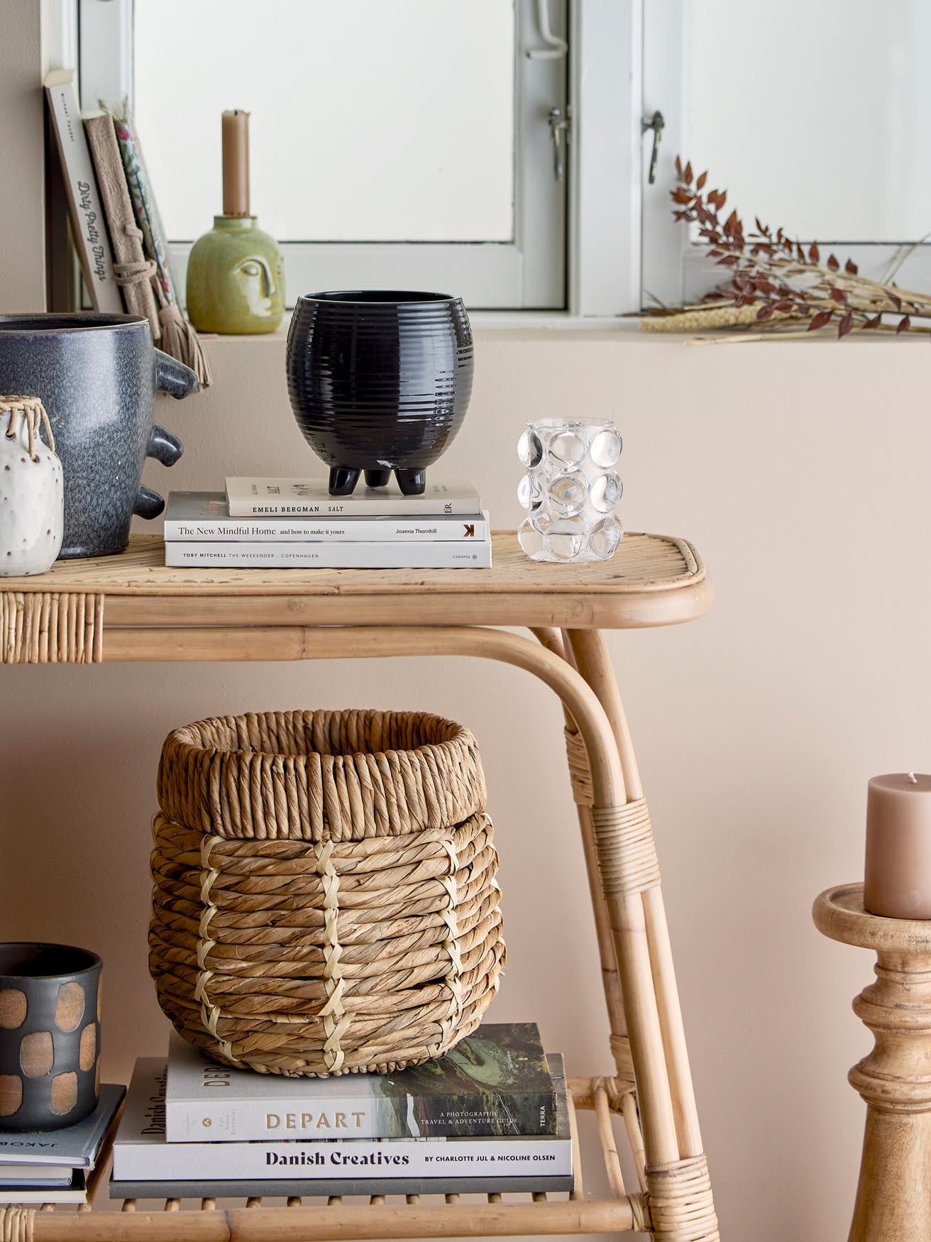 Entdecken Sie den eleganten Khan Blumentopf von Bloomingville aus grauem Steingut. Robust, atmungsaktiv und mit verspieltem Design – perfekt für jede Pflanze!