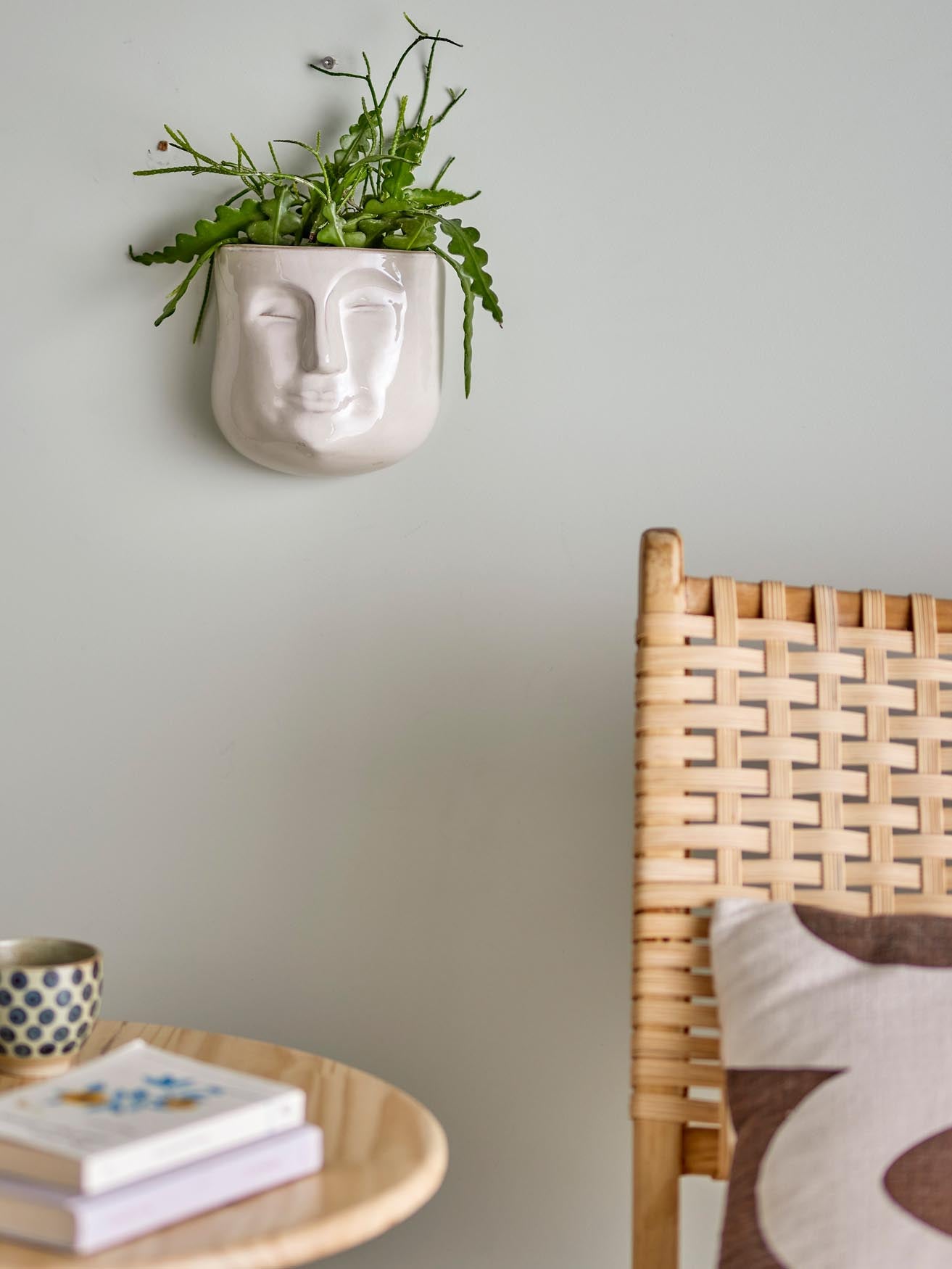 Entdecken Sie den einzigartigen Ignacia Wand-Blumentopf von Bloomingville – ein skulpturales Steingut-Design für kreative Wandgestaltung.