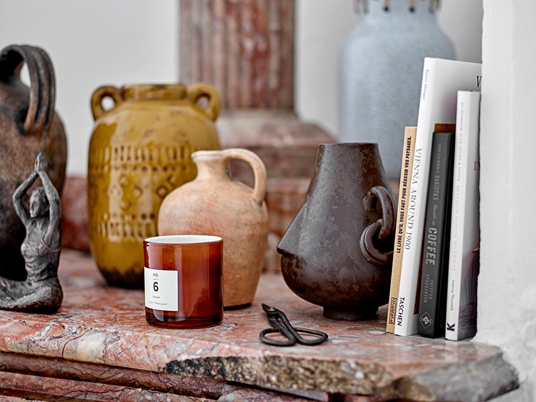 Entdecken Sie die charmante Rijad Deko-Vase von Bloomingville. Gelbe Terrakotta mit einzigartiger Glasur bringt mediterranes Flair in Ihr Zuhause.