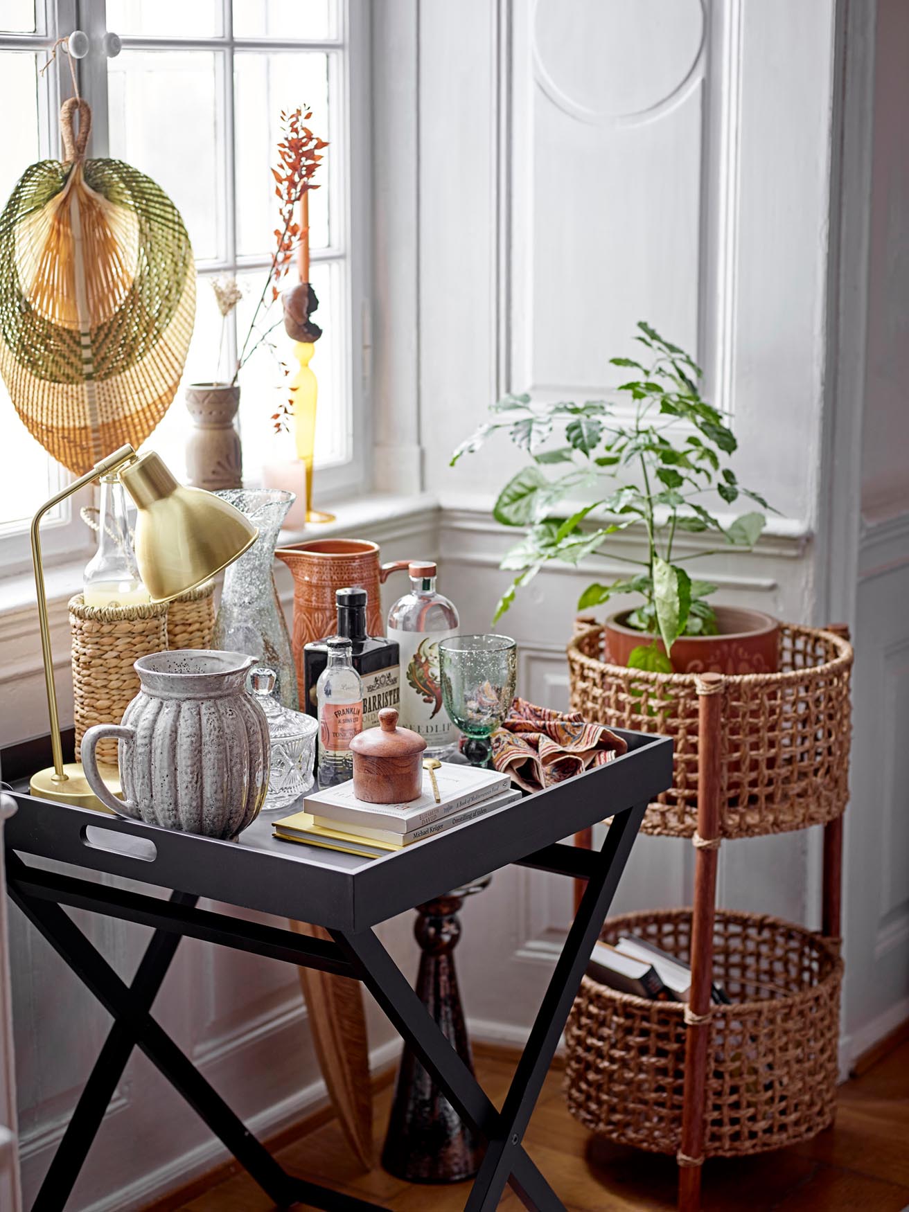 Die stilvolle Kanne Ingrid von Bloomingville aus grauem Steingut vereint Funktionalität und modernes Design. Ideal für jeden Anlass!