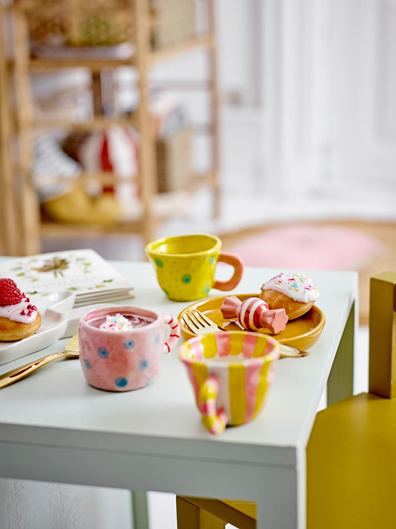 Entdecken Sie die Nini Tasse von Bloomingville Mini: Robustes Steingut in fröhlichem Gelb, perfekt für Kinder, hitzebeständig und spülmaschinenfest.