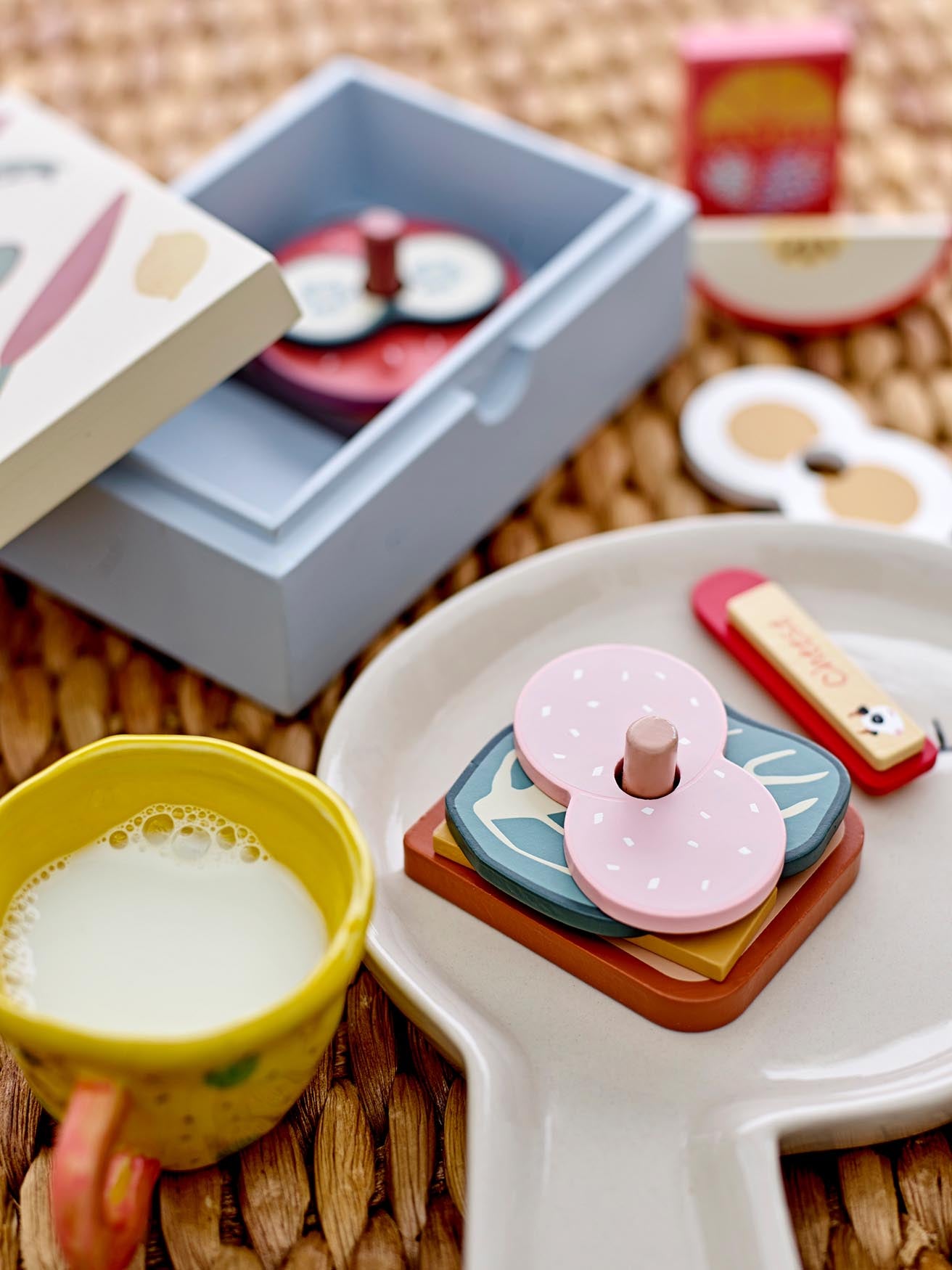 Nini Tasse Gelb: Charmantes Steingut für fröhliche Kindermomente.