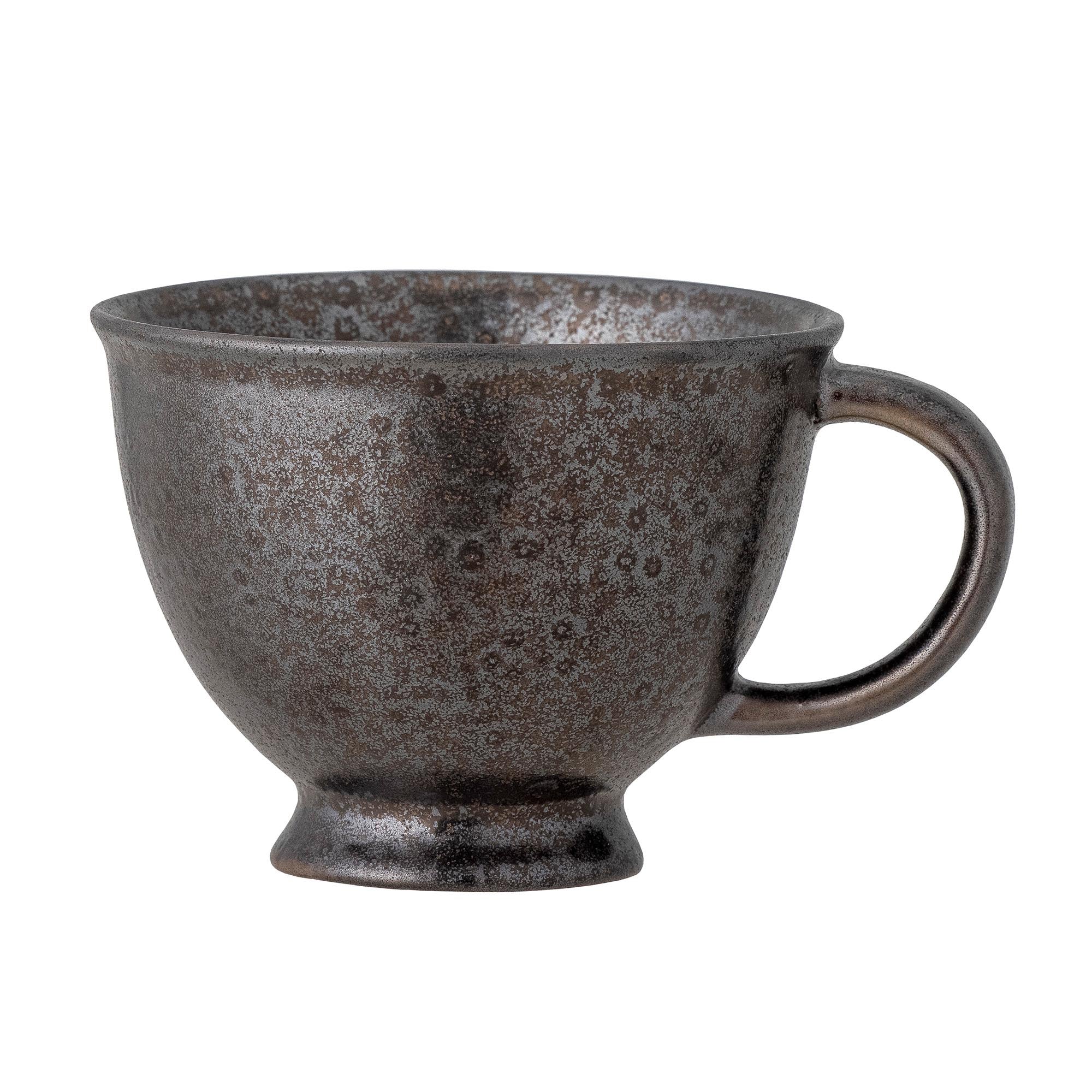 Linne Tasse: Steingut mit stilvollem Messing, von Creative Collection.