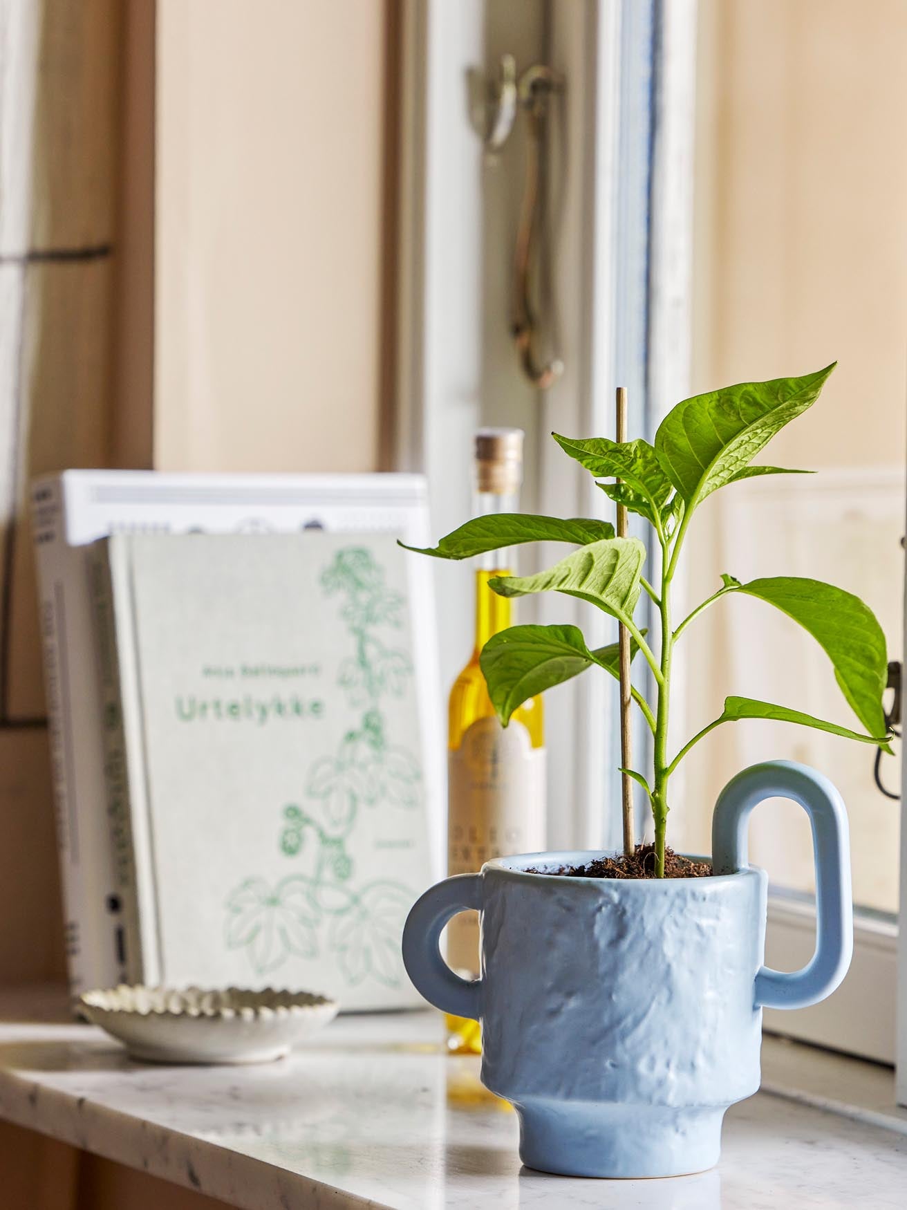 Eleganter Alfine Blumentopf aus Steingut in Blau von Bloomingville, ideal für stilvolle Pflanzendekorationen.