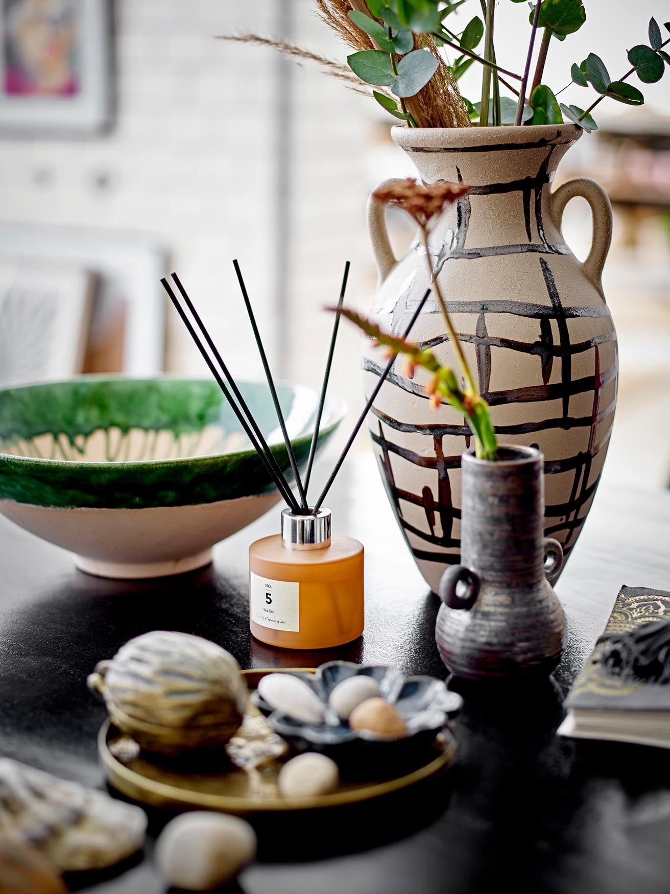 Verleihen Sie Ihrem Tisch mit der Moez Schale von Bloomingville einen Hauch von Eleganz. Handgefertigt aus grünem Steingut, einzigartig und vielseitig.