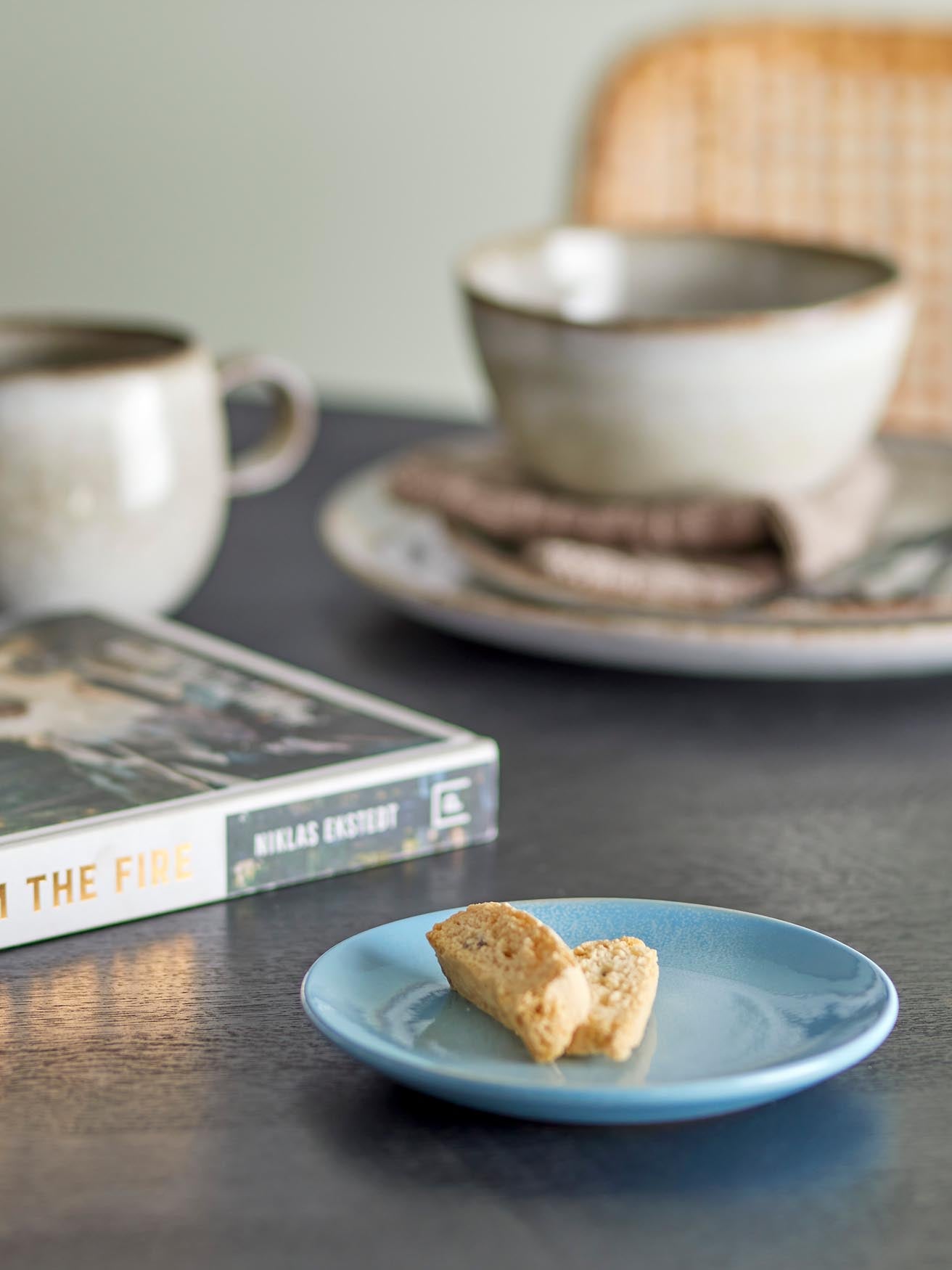 Safie Teller Blue: Handgefertigtes Steingut von Bloomingville.