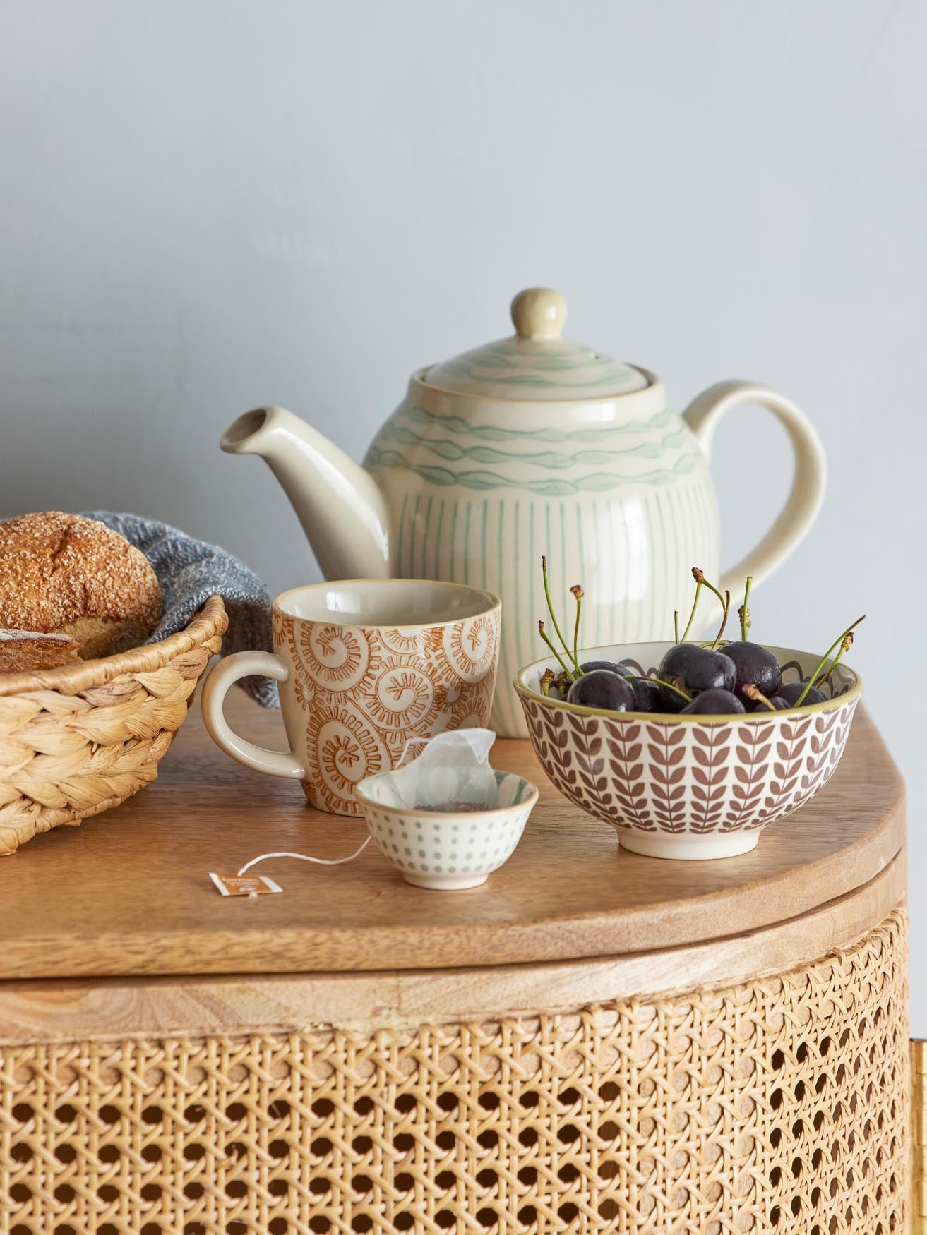 Rustikale Maple Schale aus Steingut in Braun von Creative Collection.