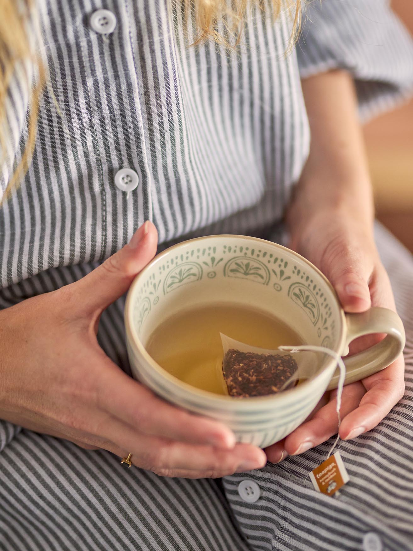 Eleganter Becher mit blauem Streifenmuster, aus langlebigem Steingut. Perfekt für heisse und kalte Getränke. Einzigartig und stilvoll.