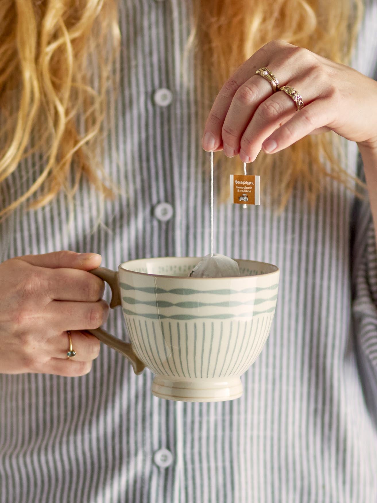 Stilvoller blauer Steingutbecher von Creative Collection, Maple Serie.