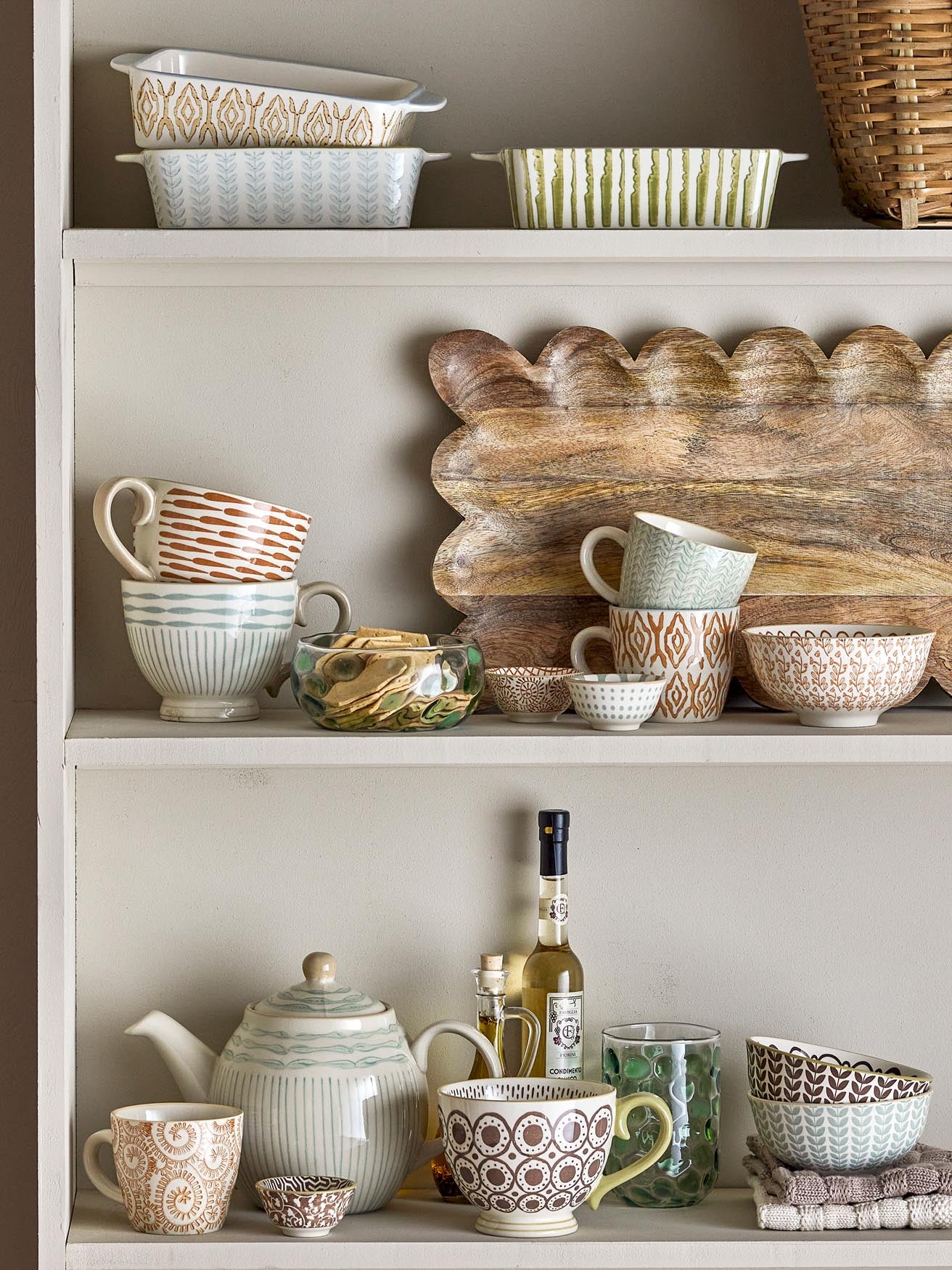 Rustikaler Maple Becher aus Steingut, perfekt für gemütliche Abende.