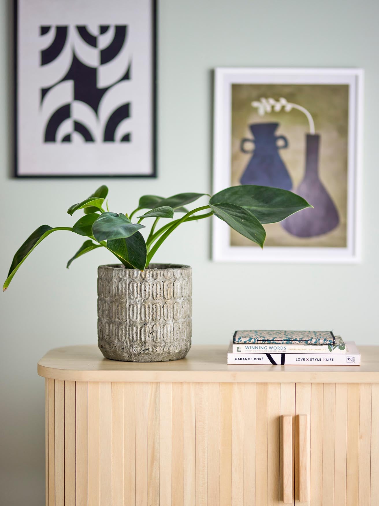 Eleganter Zement-Blumentopf in Grau von Bloomingville für Ihr Zuhause.