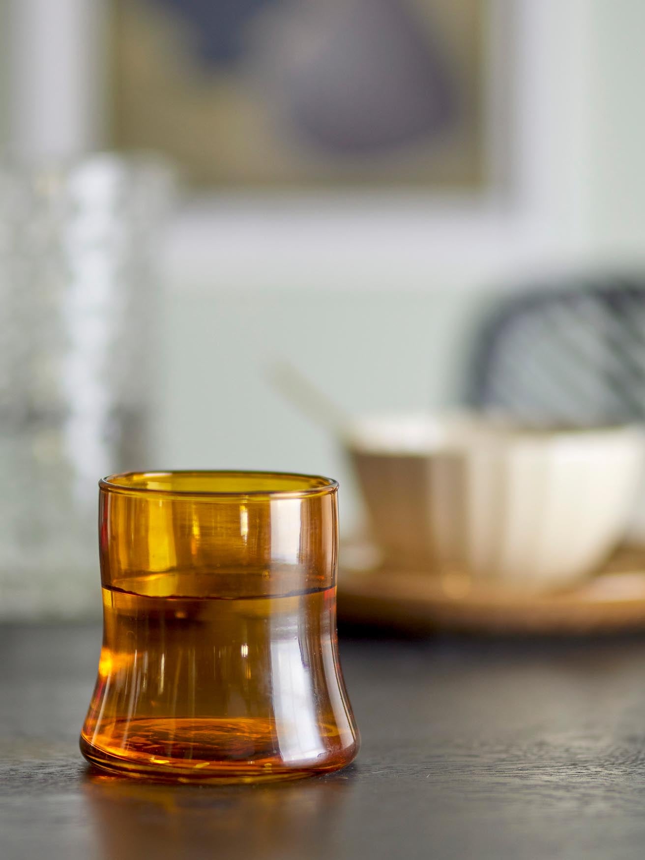 Entdecken Sie das Florentine Trinkglas von Bloomingville: Einzigartiges, umweltfreundliches Design aus recyceltem Glas in warmem Braun, ideal für jeden Anlass.