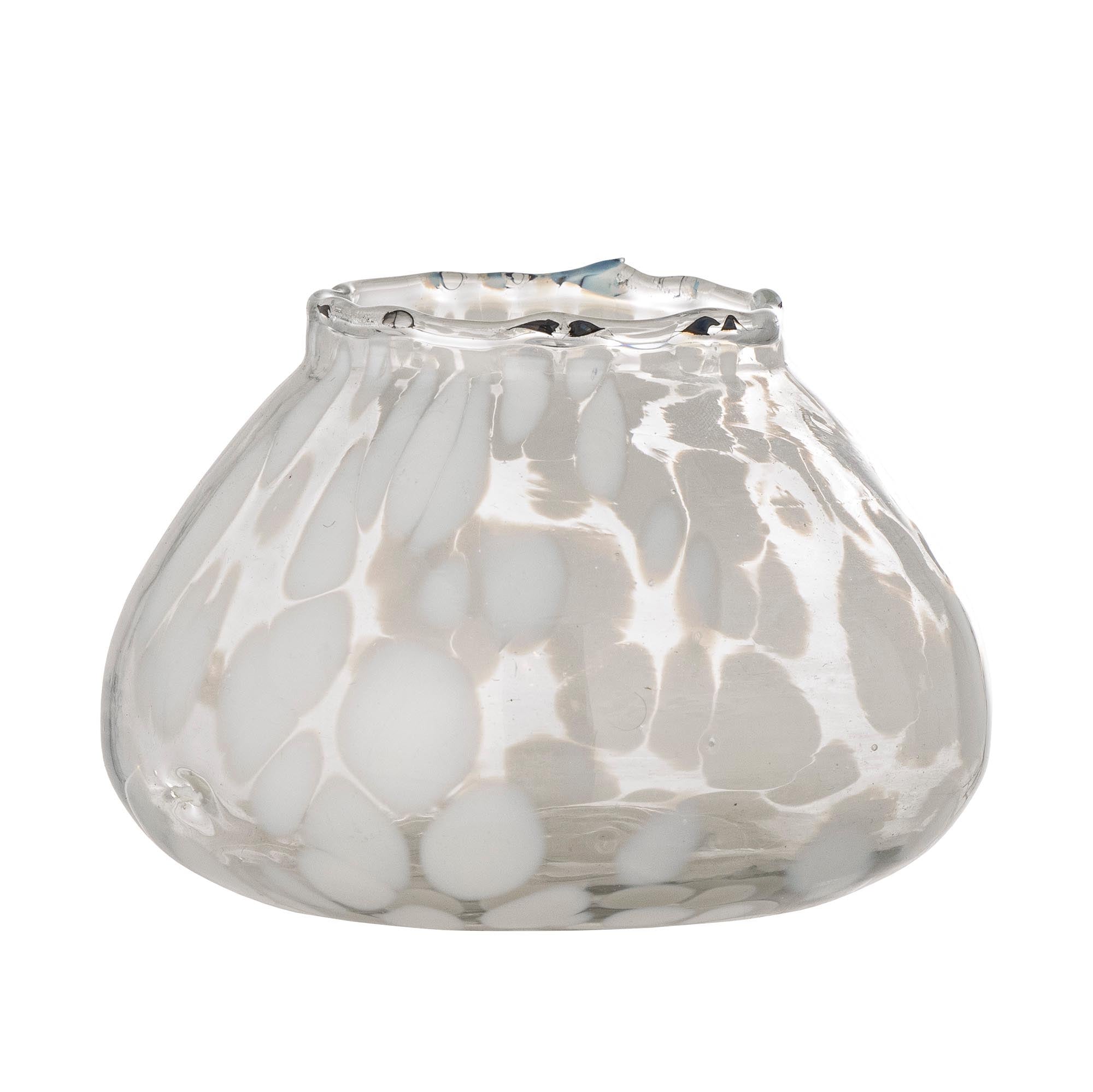 Eleganter Hertha Teelichthalter aus klarem Glas mit weissen Pünktchen, ideal für skandinavische und minimalistische Dekors.