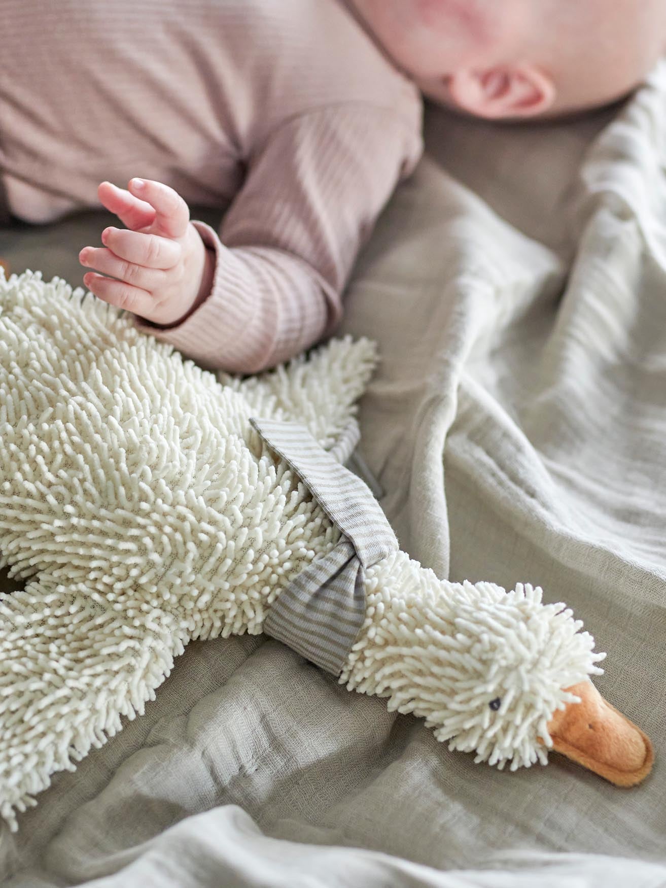 Gaspard Soft Toy, Weiá, Polyester in White präsentiert im Onlineshop von KAQTU Design AG. Plüschtier Kids ist von Bloomingville Mini