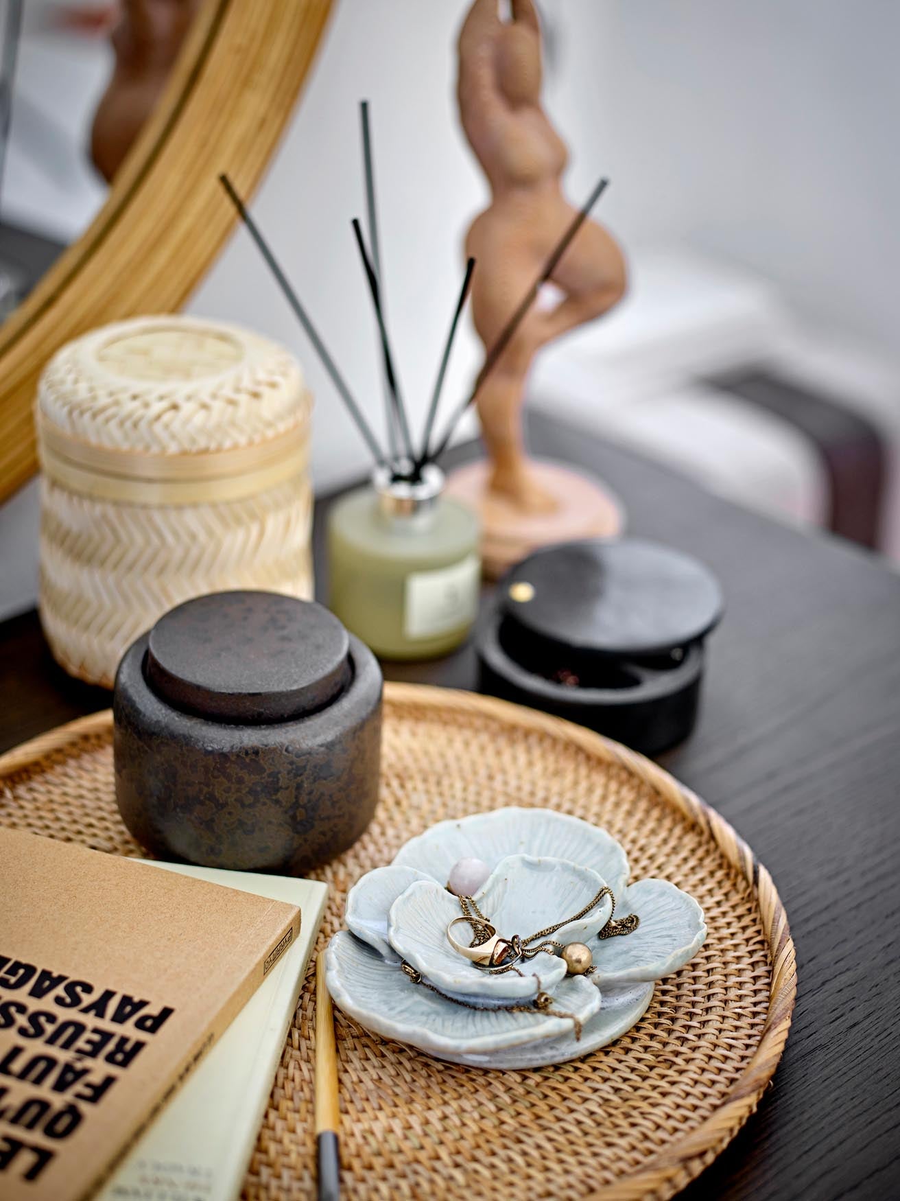 Stilvolles Manja Gefäss mit Deckel aus schwarzem Speckstein.