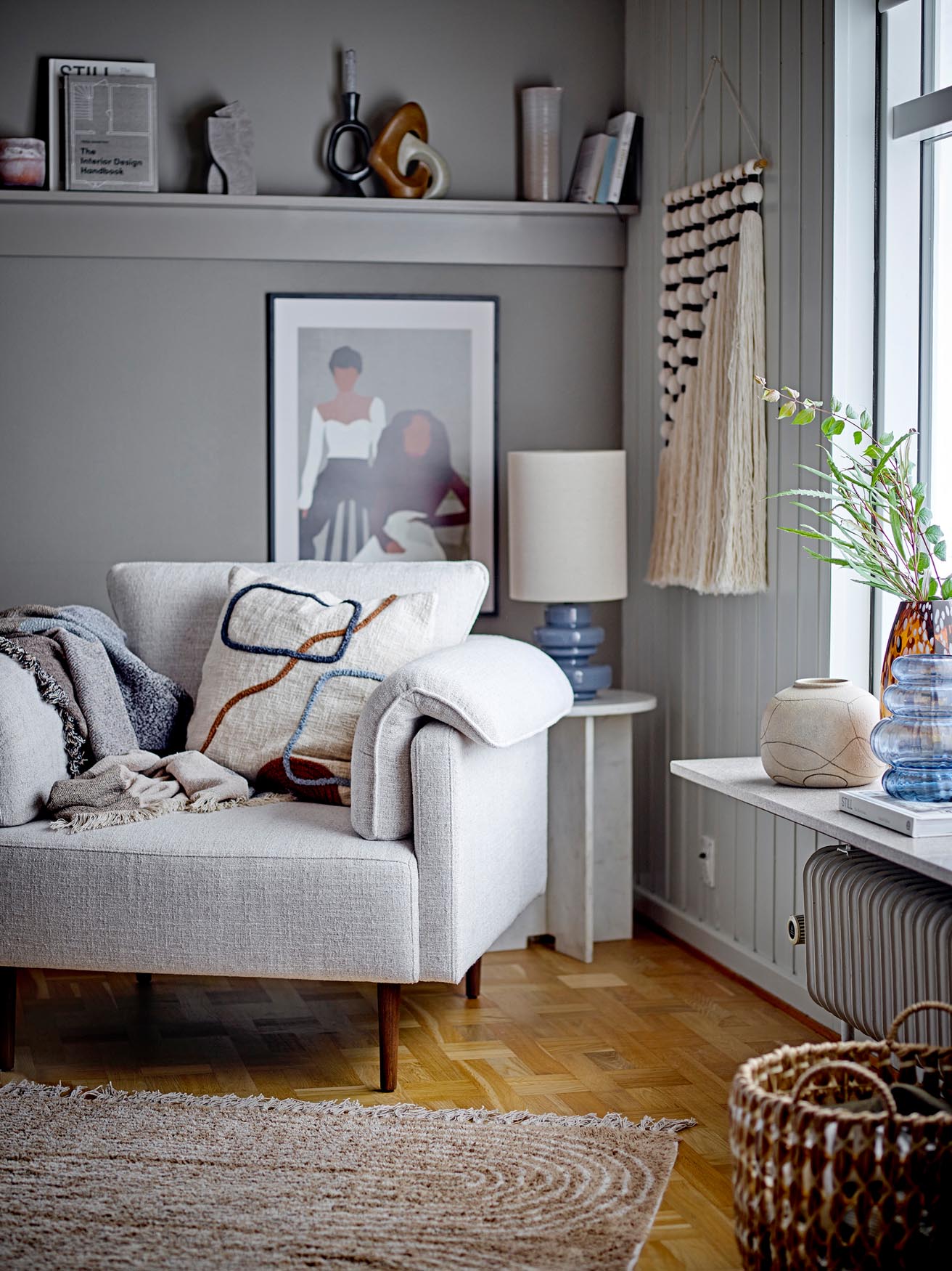 Die Deko Esad von Bloomingville ist ein stilvolles Wohnaccessoire aus robustem Polyresin, das nordisches Flair und Eleganz in jeden Raum bringt.