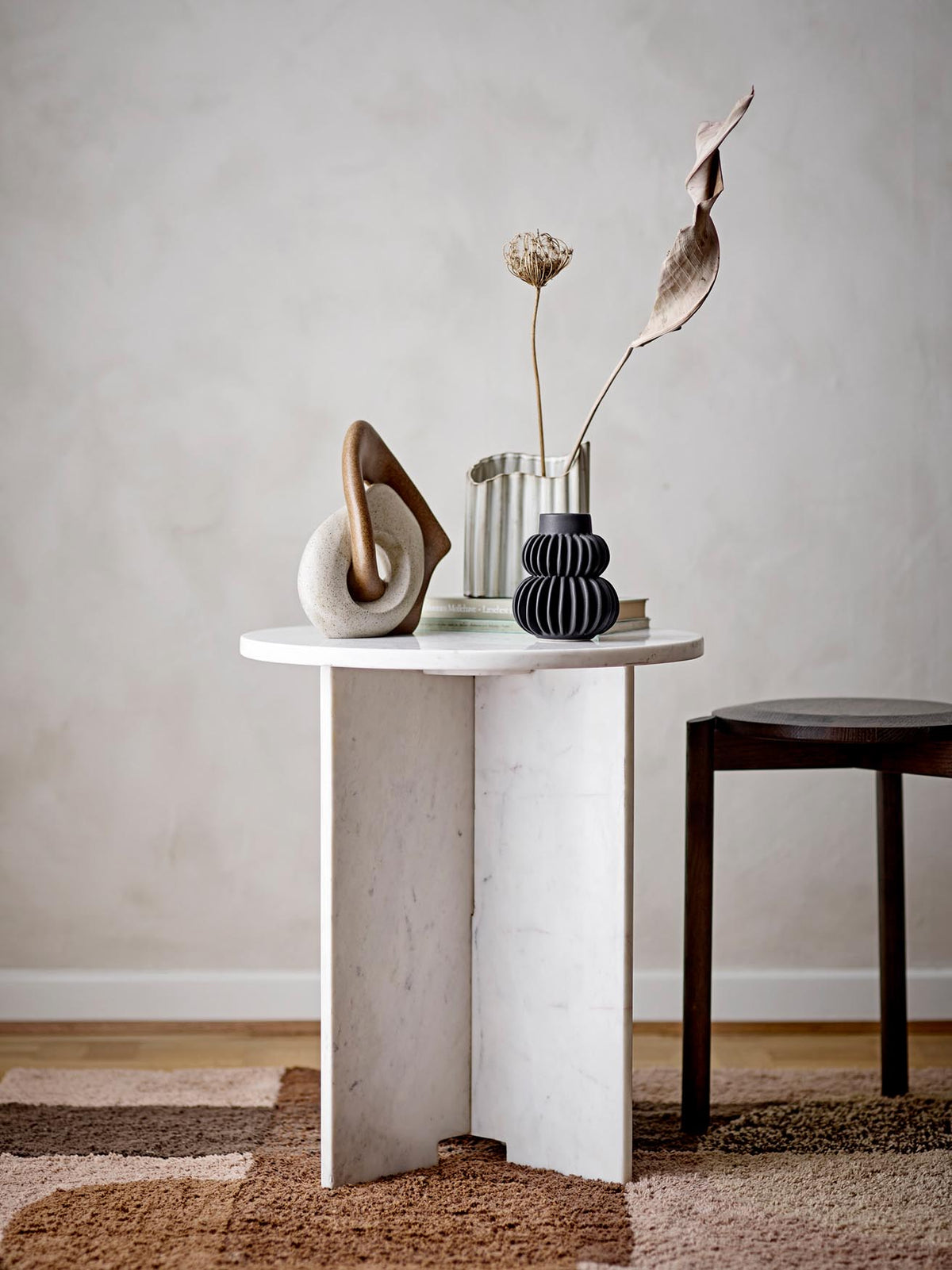 Henaj Vase, Braun, Steingut in Brown präsentiert im Onlineshop von KAQTU Design AG. Vase ist von Bloomingville