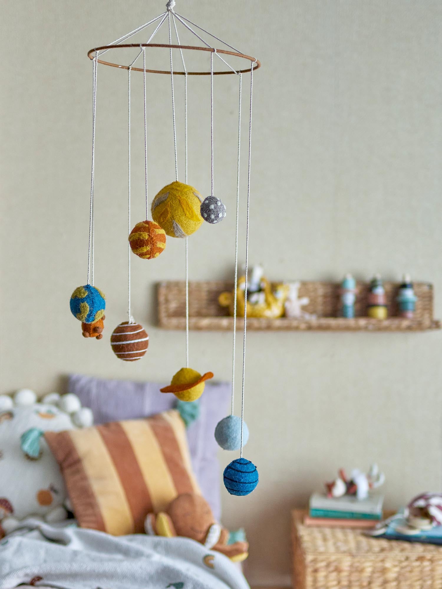 Ein handgefertigtes Space Mobile aus gelber Wolle von Bloomingville Mini, perfekt für Kinderzimmer, inspiriert von Weltraum und Fantasie.