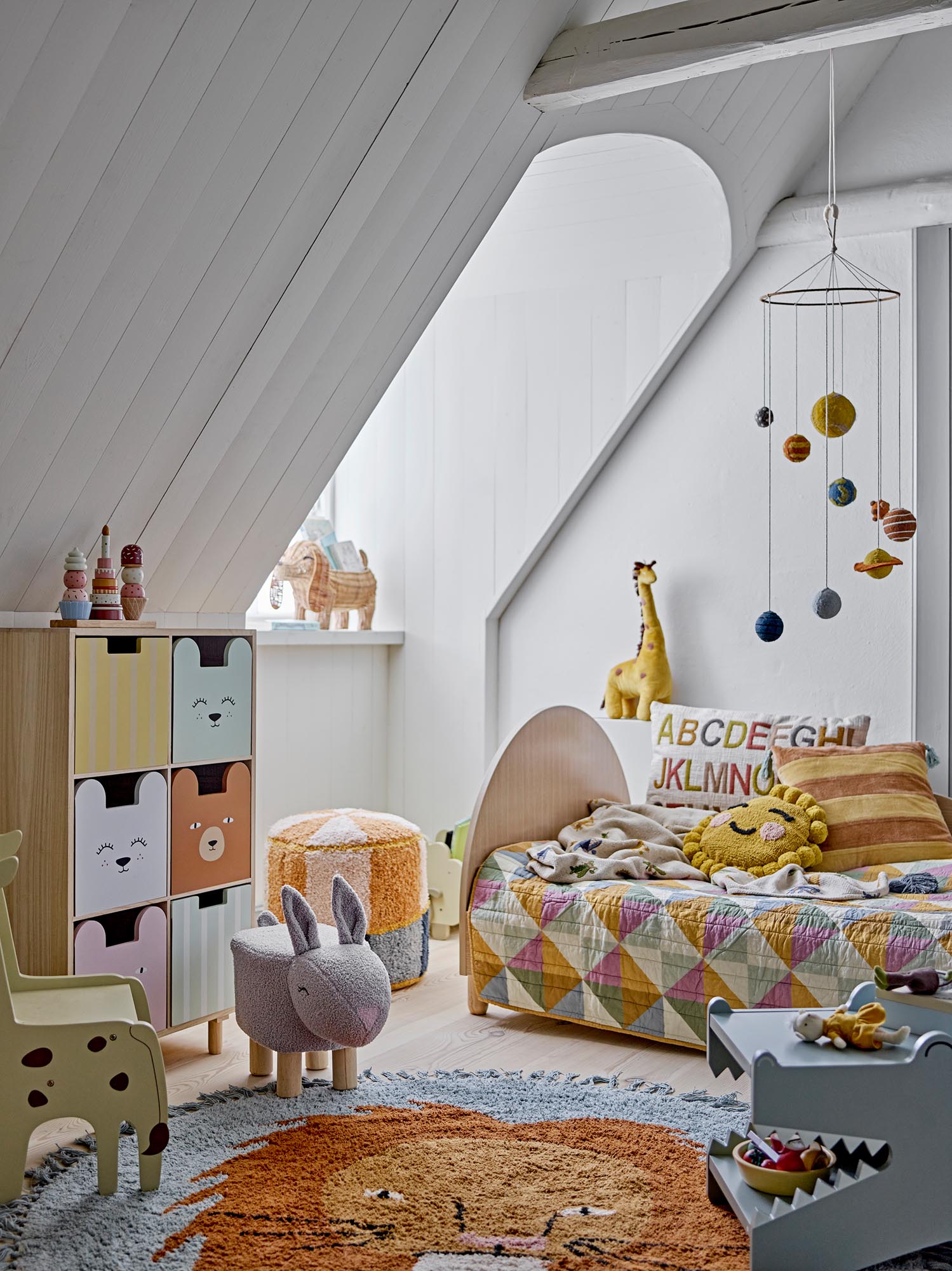 Ein charmantes Space Mobile aus gelber Wolle von Bloomingville Mini, handgefertigt und ideal für ein fantasievolles Kinderzimmer.
