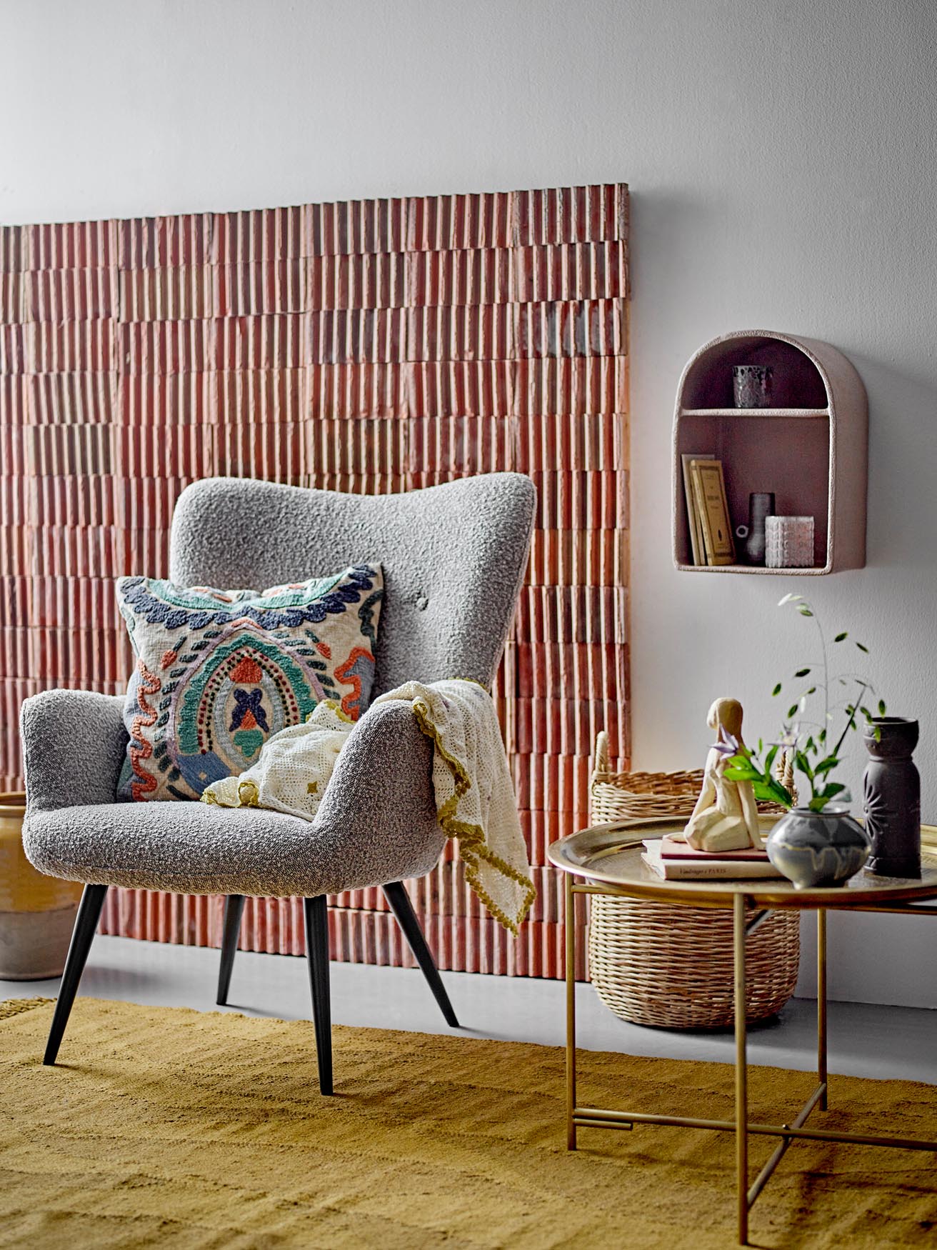 Entdecken Sie den stilvollen Zola Teppich von Bloomingville in warmem Braun. Aus Wolle und Baumwolle gefertigt, vereint er Komfort und modernes Design.