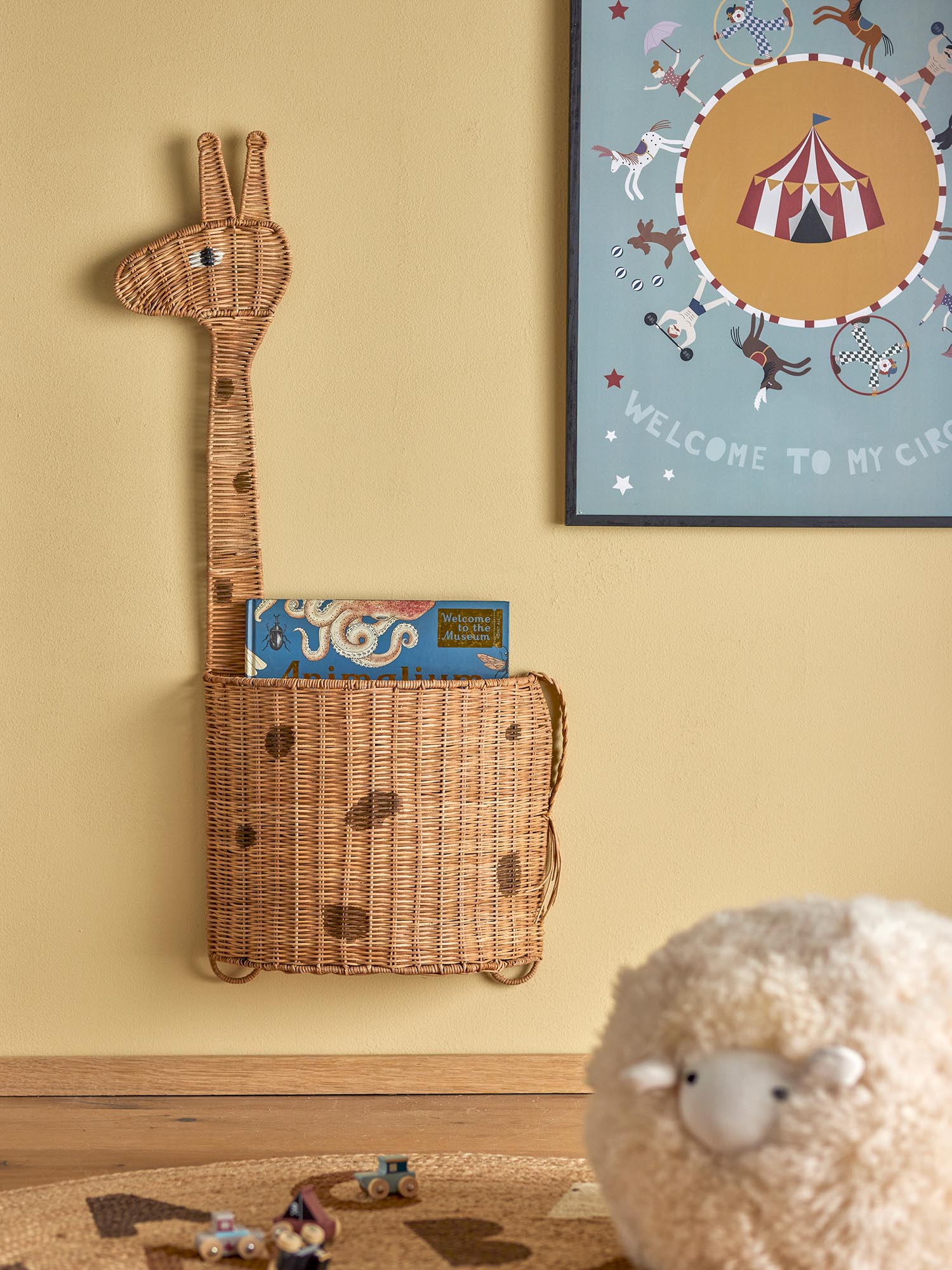 Der Philine Wandkorb aus Rattan, in Giraffenform, bringt natürlichen Charme und verspielte Ordnung ins Kinderzimmer.