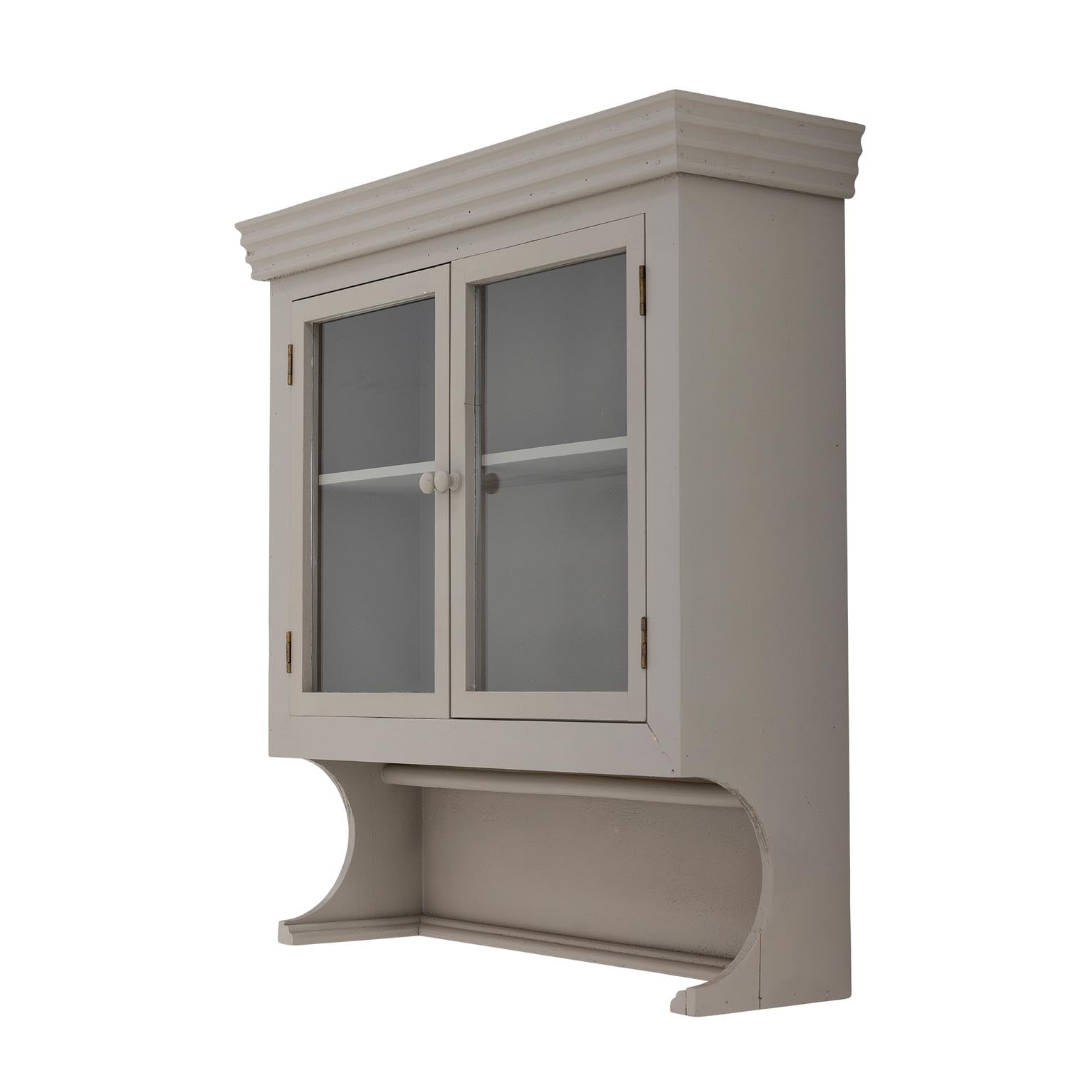 Das Pilu Kabinett von Bloomingville aus grauem Tannenholz bietet skandinavisches Design und praktische Aufbewahrungslösungen.