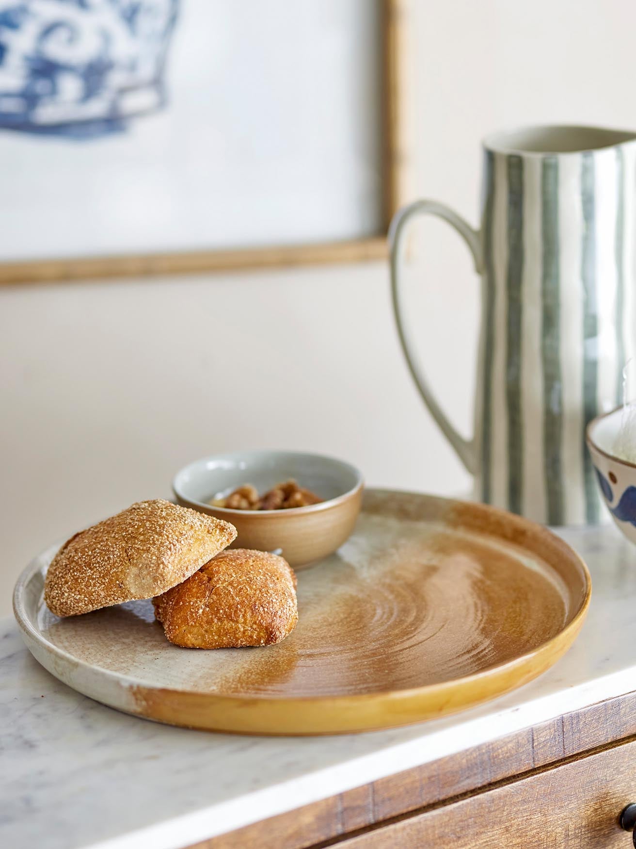 Dahlia Servierplatte: Handgefertigtes Steingut in natürlichem Braun.