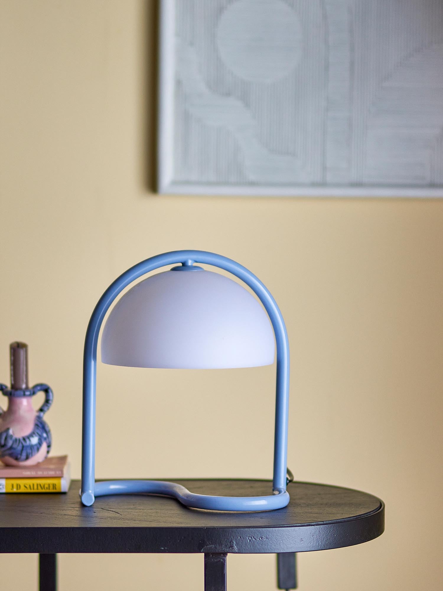 Die Favour Tischlampe von Bloomingville in Blau aus Acryl vereint modernes Design mit Funktionalität für stilvolle Beleuchtung.