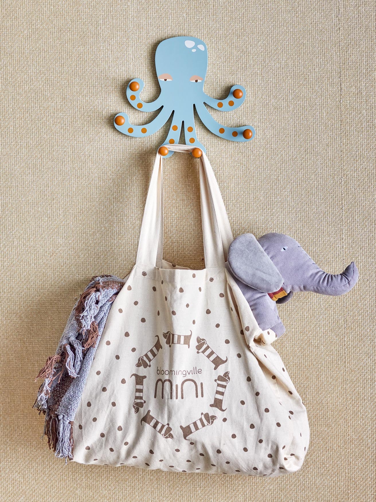 Oswall Kleiderständer in Blau: Praktische Eleganz für Kinderzimmer.