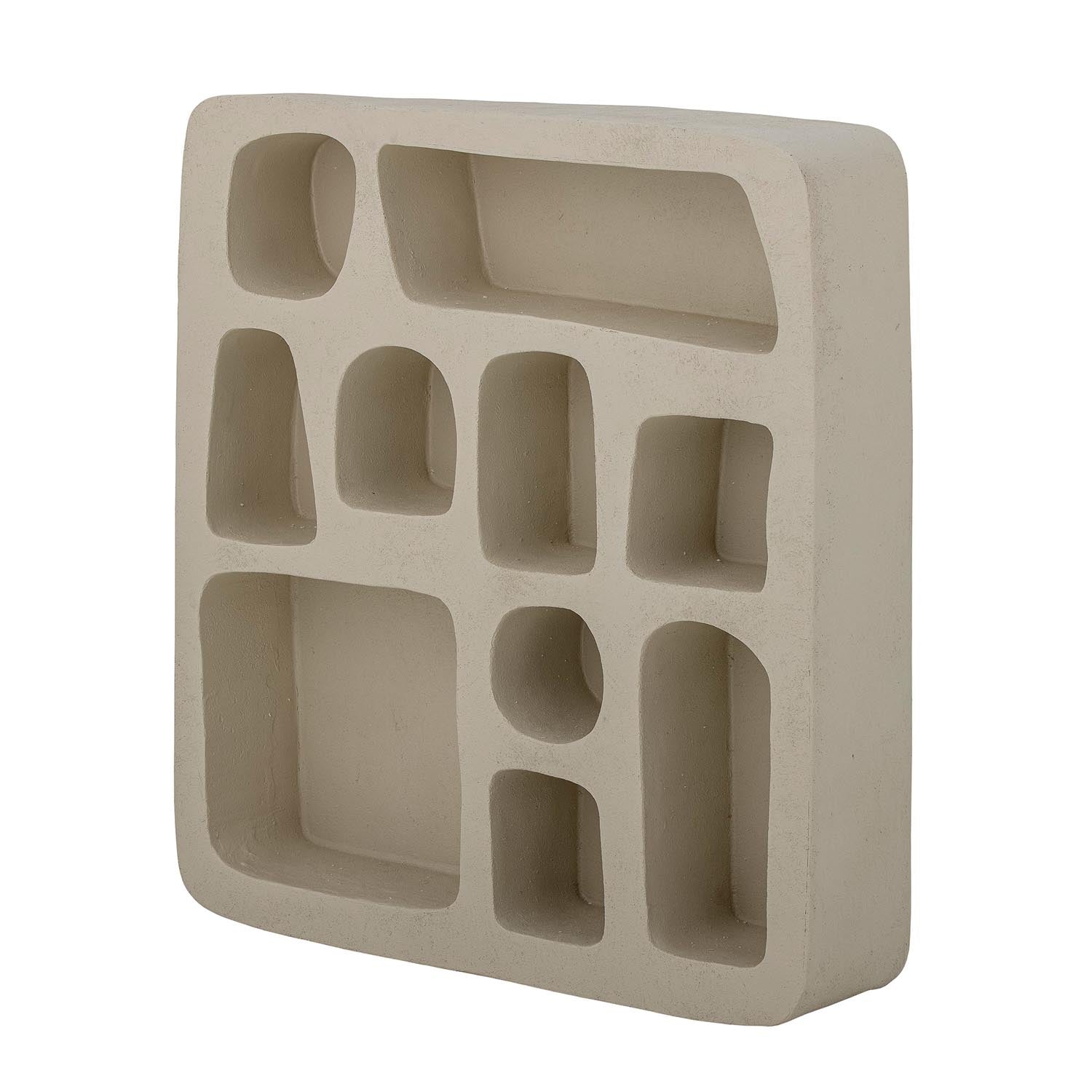 Das Antonio Regal von Bloomingville aus Polyresin in Natur besticht durch modernes Design und Funktionalität für jeden Wohnraum.