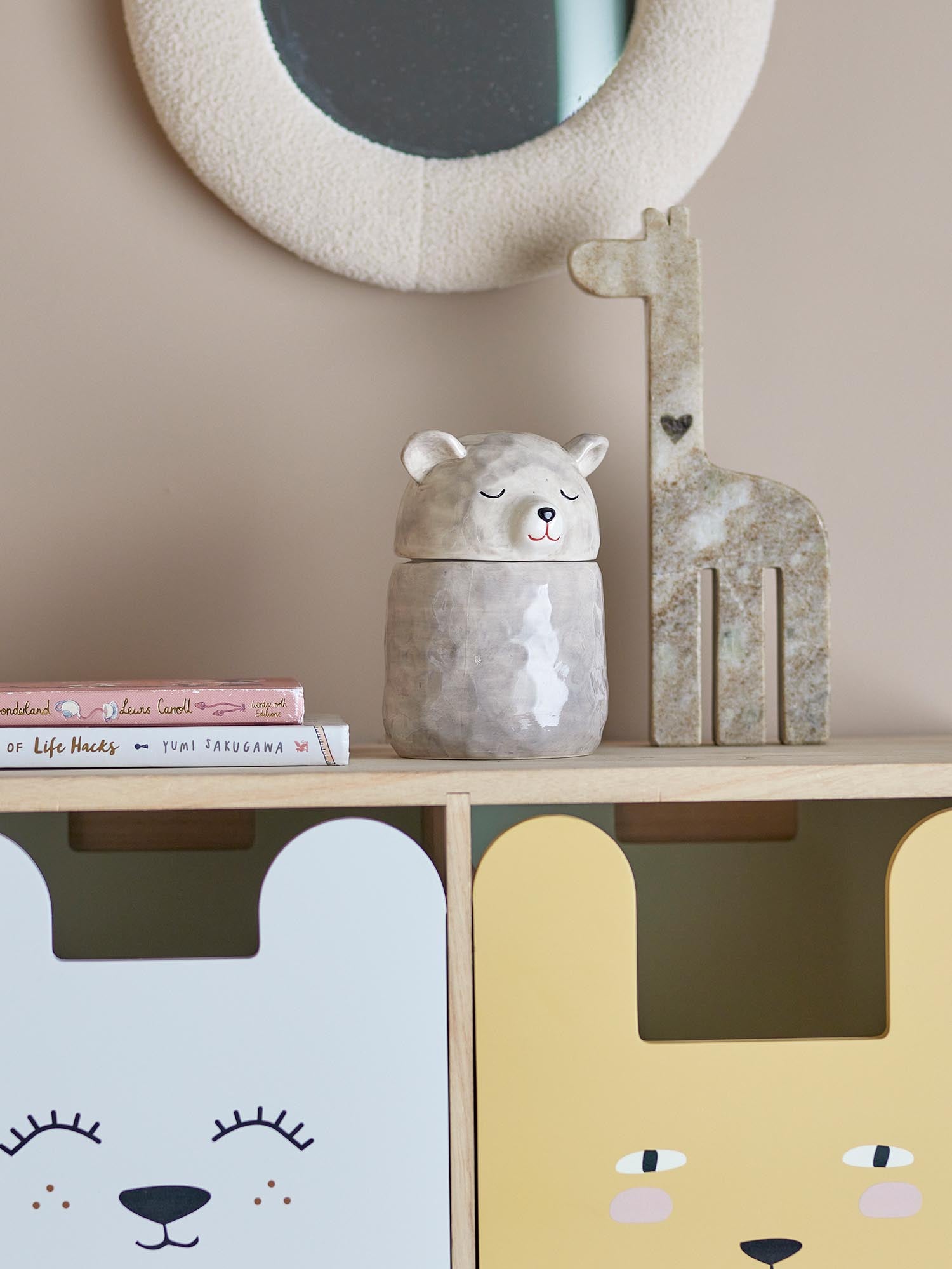 Das Puk Gefäss mit Deckel aus grauem Steingut von Bloomingville Mini ist stilvoll und praktisch, ideal für Aufbewahrung und Dekoration.