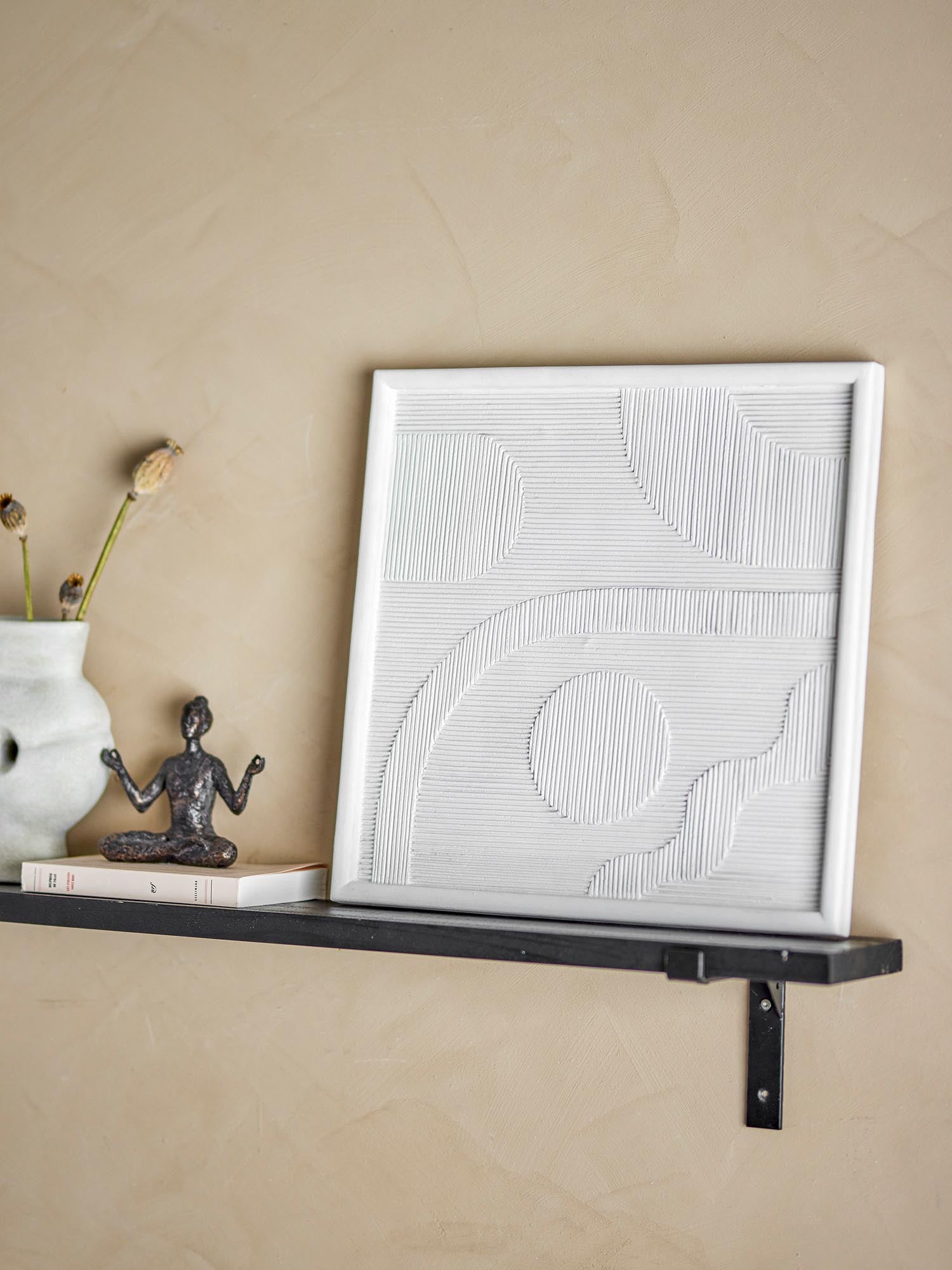 Elegante Wandkunst aus Polyresin, die mit ihrem weissen, grafischen Design zeitlose Schönheit und moderne Raffinesse vereint.