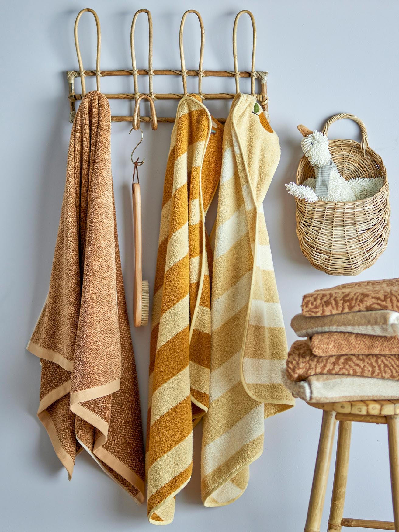 Agnes Handtuch in Braun aus Baumwolle, OEKO-TEX® zertifiziert, von Bloomingville Mini. Weich, nachhaltig und stilvoll für Ihr Zuhause.